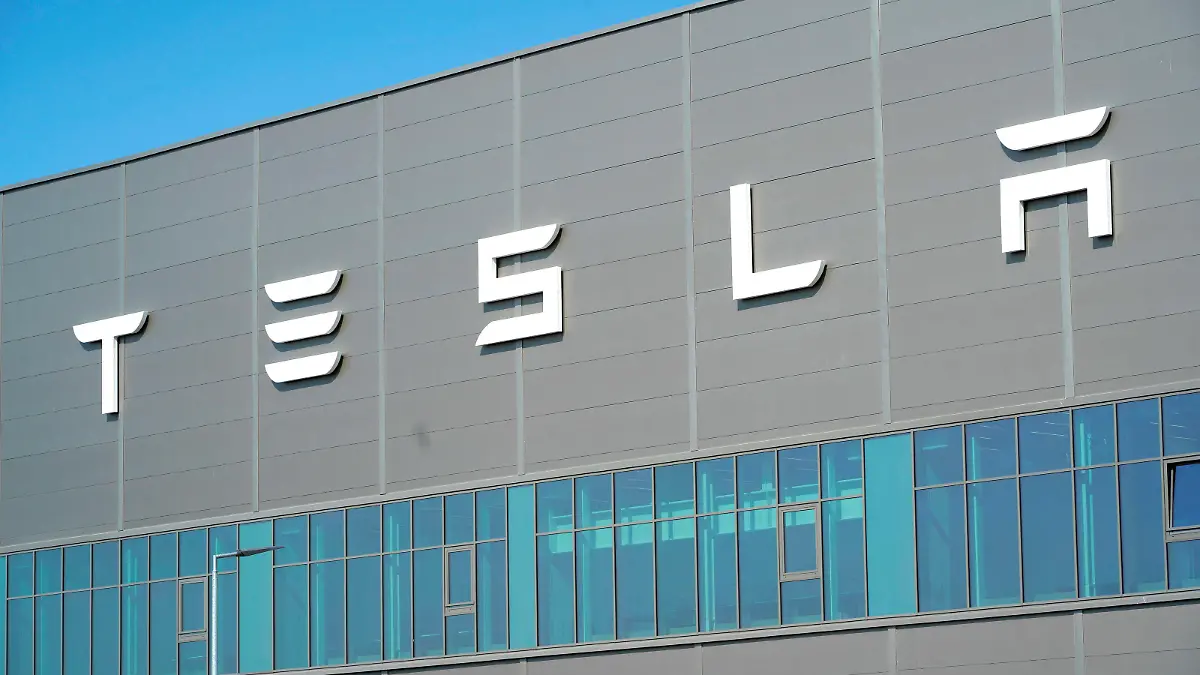 Nach gut einem Jahr nach Produktionsstart wird in der Tesla Gigafactory in Grünheide 5K gefeiert, also die Herstellung von 5000 E-Autos Model Y pro Woche. wonach man nun von einer Massenproduktion spricht. Allerdings wird die Freude getrübt, da es offenbar ein Datenleck bei Tesla gibt. Der Zeitung Handelsblatt sollen laut Angaben 100 Gigabyte sensible Tesla-Daten zugespielt worden sein, unter anderem von Beschäftigten des Standorts in Brandenburg. Tesla selbst verdächtige einen Ex-Mitarbeiter. Die Behörden ermitteln. Grünheide, 27.05.2023 *** After a good year after the start of production in the Tesla Gigafactory in Grünheide 5K is celebrated, so the production of 5000 E cars Model Y per week after which one now speaks of mass produc Foto:xT.xBartillax/xFuturexImage