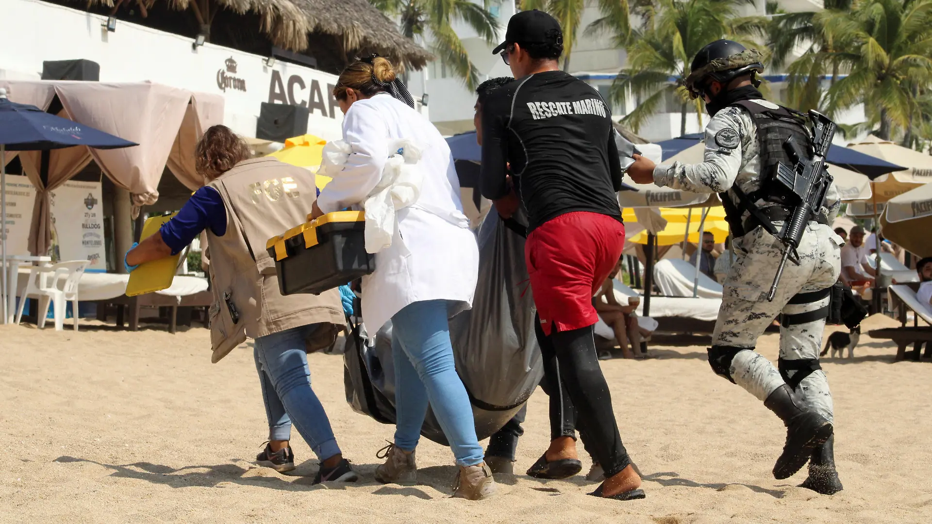Forensic technicians and security forces move one of three bodies with signs of torture that were washed ashore by the sea, according to local media, at Icacos beach, in Acapulco, Mexico, November 12, 2022. REUTERS/Raul Sendic  NO RESALES. NO ARCHIVES