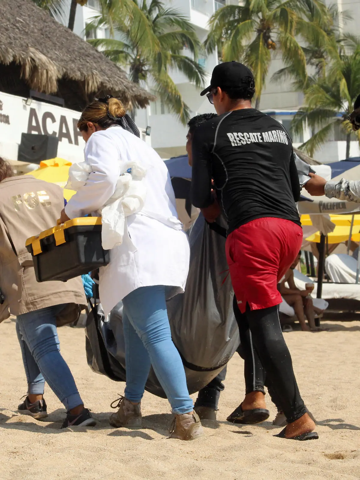 Forensic technicians and security forces move one of three bodies with signs of torture that were washed ashore by the sea, according to local media, at Icacos beach, in Acapulco, Mexico, November 12, 2022. REUTERS/Raul Sendic  NO RESALES. NO ARCHIVES