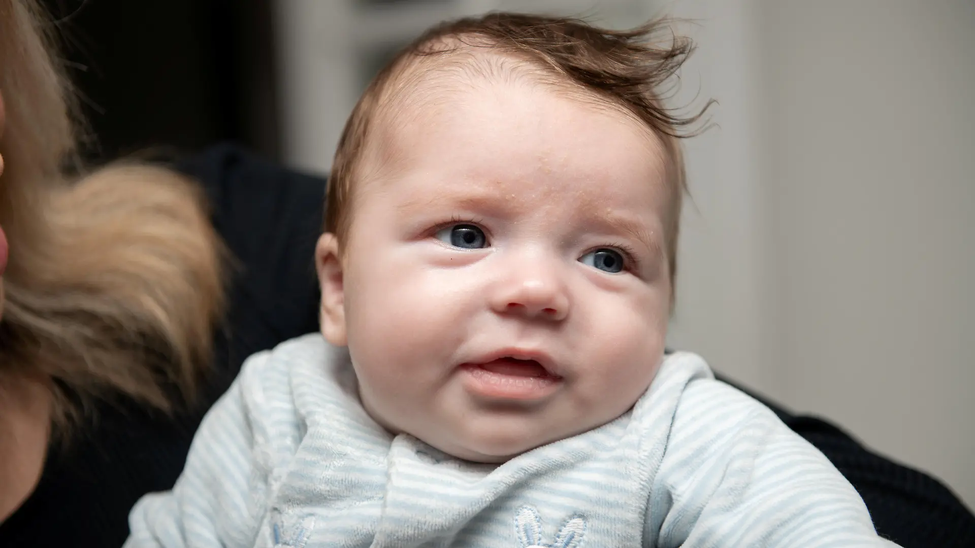 SONDERKONDITIONEN: Satzpreis!
Jax Morris - 2 months. A woman who unexpectedly went in to labour had her baby delivered by her husband and sister - while the rest of her family ate dinner downstairs. See SWNS story SWTPbirth. Abbie Morris, 32, gave birth to a little boy a week before her due date at home in Fareham, Hants. She had invited relatives over for a meal on the evening of August 21 when her contractions became more intense. Her local hospital maternity ward said they couldn't spare a bed, she claims, so she decided to wait - before events overtook her. / action press