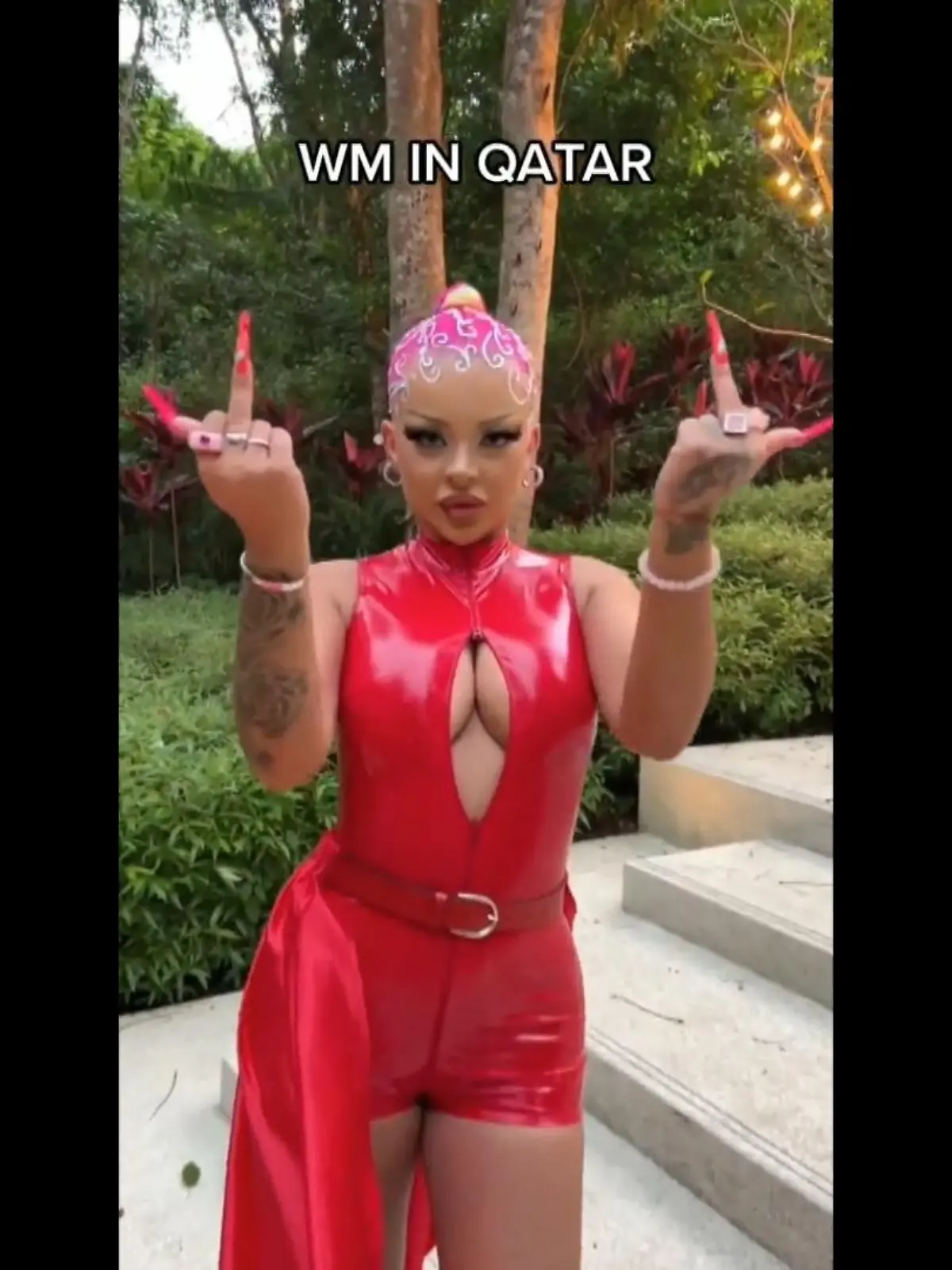 Bild zu: "DSDS-Jurorin Katja Krasavice zeigt Katar den Mittelfinger"