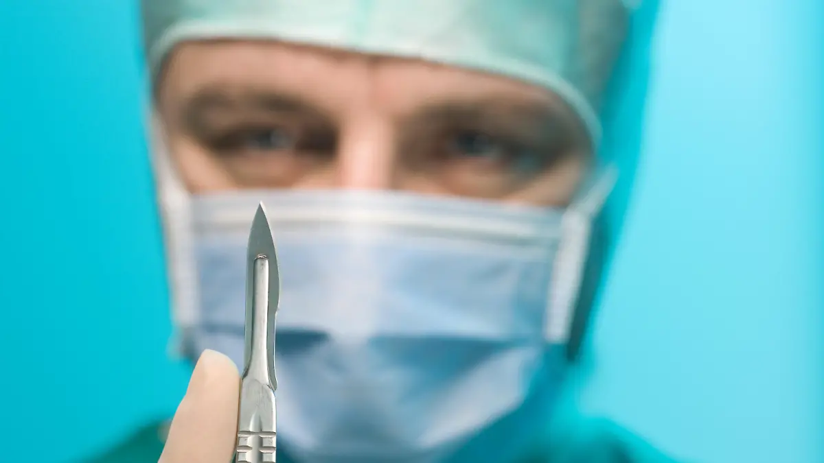 Chirurg mit einem Skalpell (Foto: picture alliance / T-Pool / STOCK4B / VisualEyze) | Verwendung weltweit, Keine Weitergabe an Wiederverkäufer.