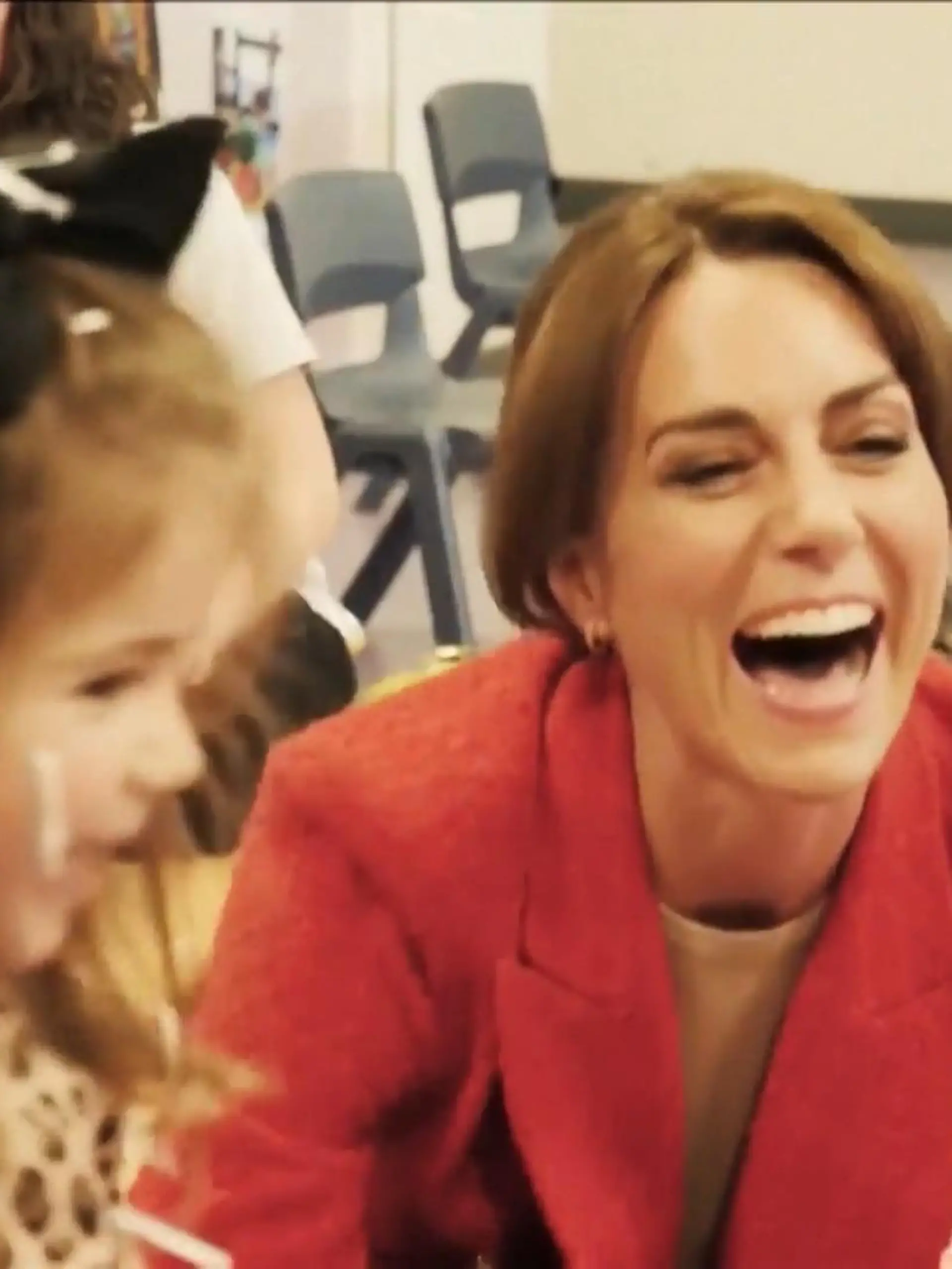 Diese Aktion geht mitten ins Herz! Im britischen Kent besuchte Prinzessin Kate ein Zentrum für Kinder mit besonderen Bedürfnissen. Der Besuch diente dazu hervorzuheben, wie wichtig die Unterstützung von Kindern mit Behinderung und ihren Familien ist. Die zuckersüßen Aufnahmen von Kate und ihren kleinen Schützlingen gibt es im Video zu sehen.