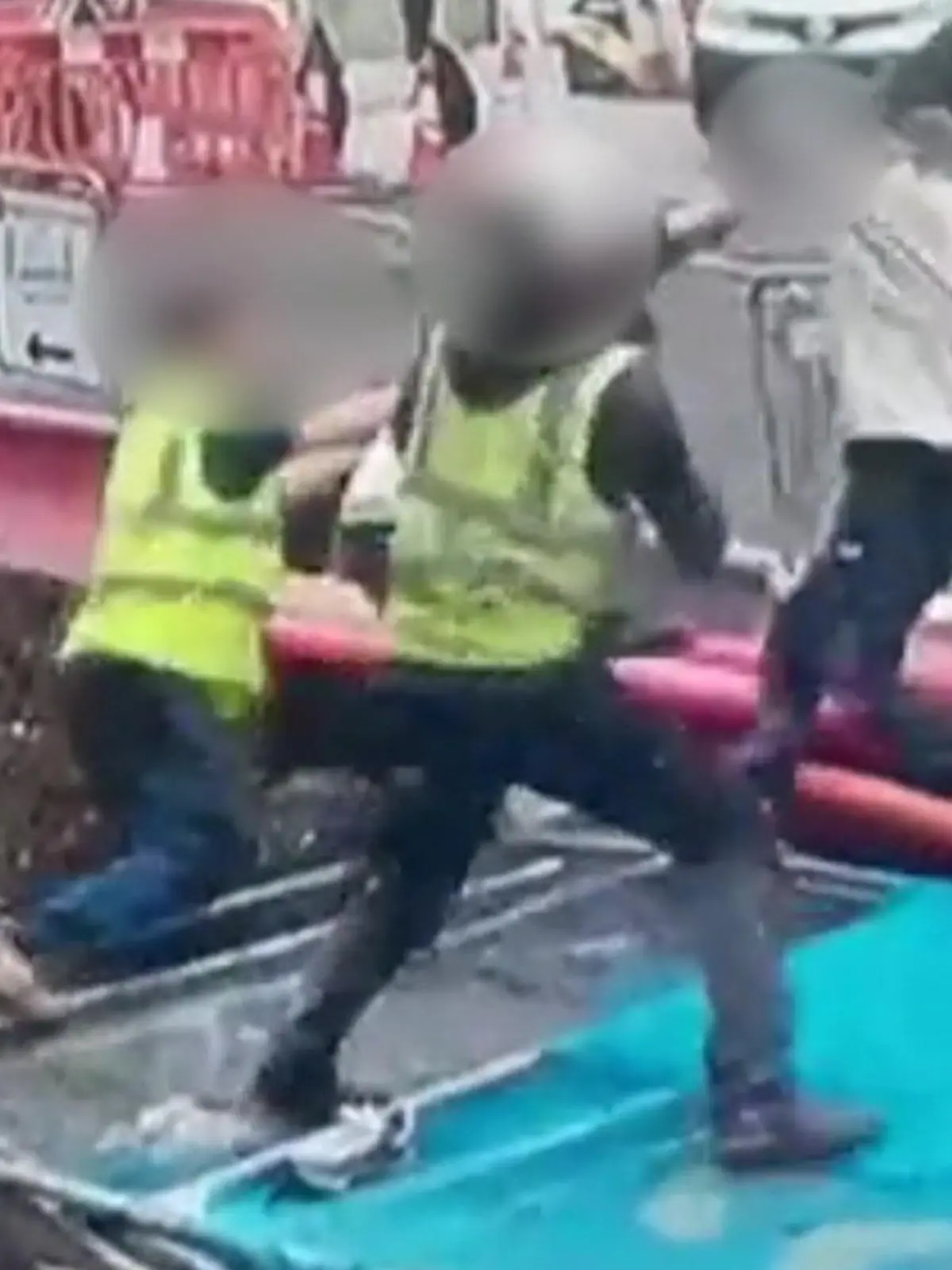 Schlägerei am helllichten Tag! In der irischen Stadt Navan ignorieren zwei Passanten die Absperrung an einer Baustelle. Als sich die Bauarbeiter daraufhin beschweren, geht der eine der Männer aggressiv auf die Arbeiter zu. Dann fliegen die Fäuste.
Beruhigen lassen wollen sich die zwei Männer offenbar nicht. Auch nach der Schlägerei schreien sie die Bauarbeiter lautstark an. Ermittlungen laufen laut der irischen Polizei in dem Fall keine. Bislang sei keine Anzeige bei der Garda eingegangen.