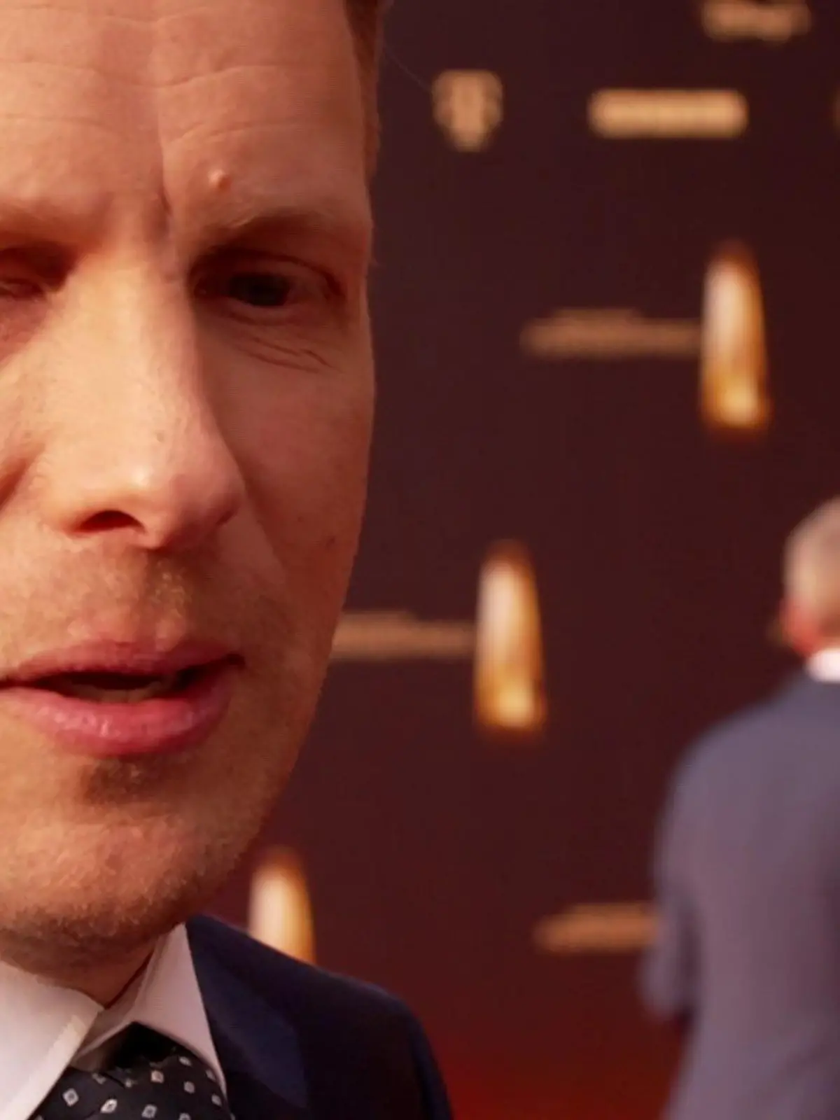 Oliver Pocher ist mit Luke Mockridge auf dem Roten Teppich des Deutschen Fernsehpreises.