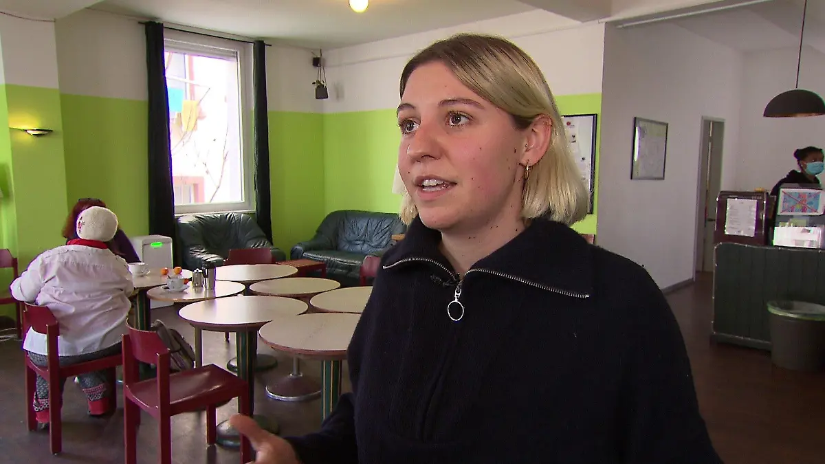 Sozialarbeiterin Nora Röll in der Teestube Jona im Frankfurter Bahnhofsviertel.