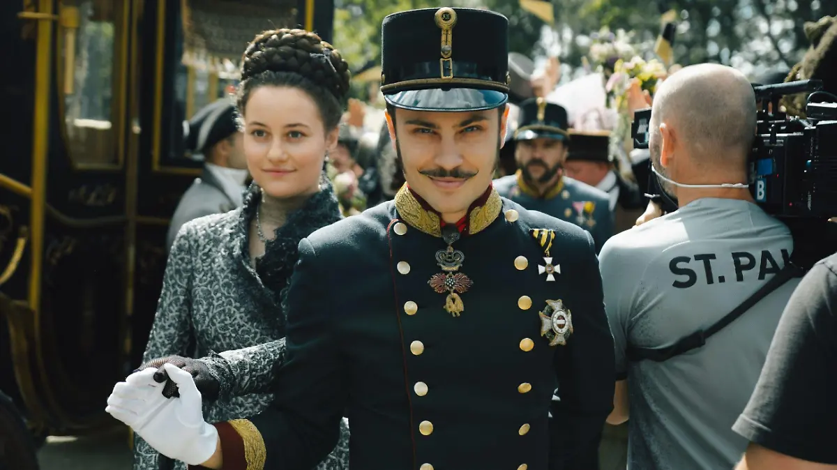 Dominique Devenport und Jannik Schümann am Set der Dreharbeiten zur Episode 1 der Staffel 2 von SISI.

Die Verwendung des sendungsbezogenen Materials ist nur mit dem Hinweis und Verlinkung auf RTL+ gestattet.