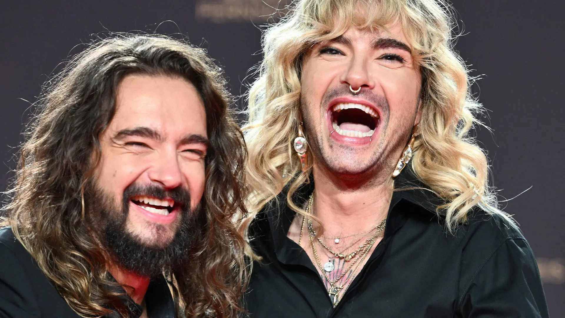 dpatopbilder - 28.09.2023, Nordrhein-Westfalen, Köln: Die Musiker Tom Kaulitz (l) und Bill Kaulitz feiern mit ihrem Deutschen Fernsehpreis 2023 nach der Verleihung im Coloneum. Der Deutsche Fernsehpreis wird für die Programmsaison 2022/23 in Köln verliehen. Foto: Henning Kaiser/dpa +++ dpa-Bildfunk +++