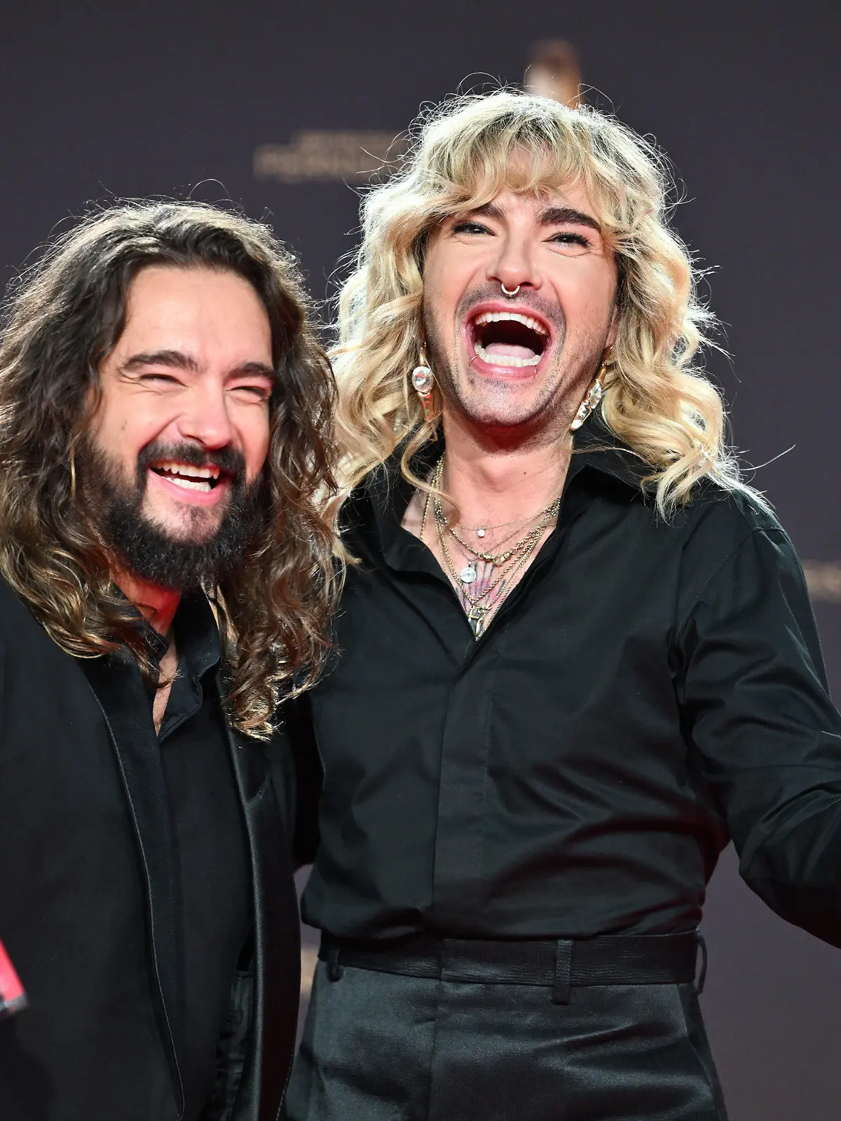 dpatopbilder - 28.09.2023, Nordrhein-Westfalen, Köln: Die Musiker Tom Kaulitz (l) und Bill Kaulitz feiern mit ihrem Deutschen Fernsehpreis 2023 nach der Verleihung im Coloneum. Der Deutsche Fernsehpreis wird für die Programmsaison 2022/23 in Köln verliehen. Foto: Henning Kaiser/dpa +++ dpa-Bildfunk +++