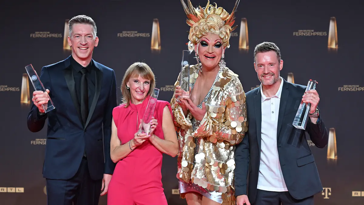 28.09.2023, Nordrhein-Westfalen, Köln: Die Macher von "Sterben für Anfänger" Steffen Hallaschka (l-r), seine Frau Anne-Katrin Hallaschka, Olivia Jones und Thorsten Gieselmann feiern mit ihren Preisen für Bestes Infotainment beim Deutschen Fernsehpreis 2023 im Coloneum. Der Deutsche Fernsehpreis wird für die Programmsaison 2022/23 in Köln verliehen. Foto: Henning Kaiser/dpa +++ dpa-Bildfunk +++