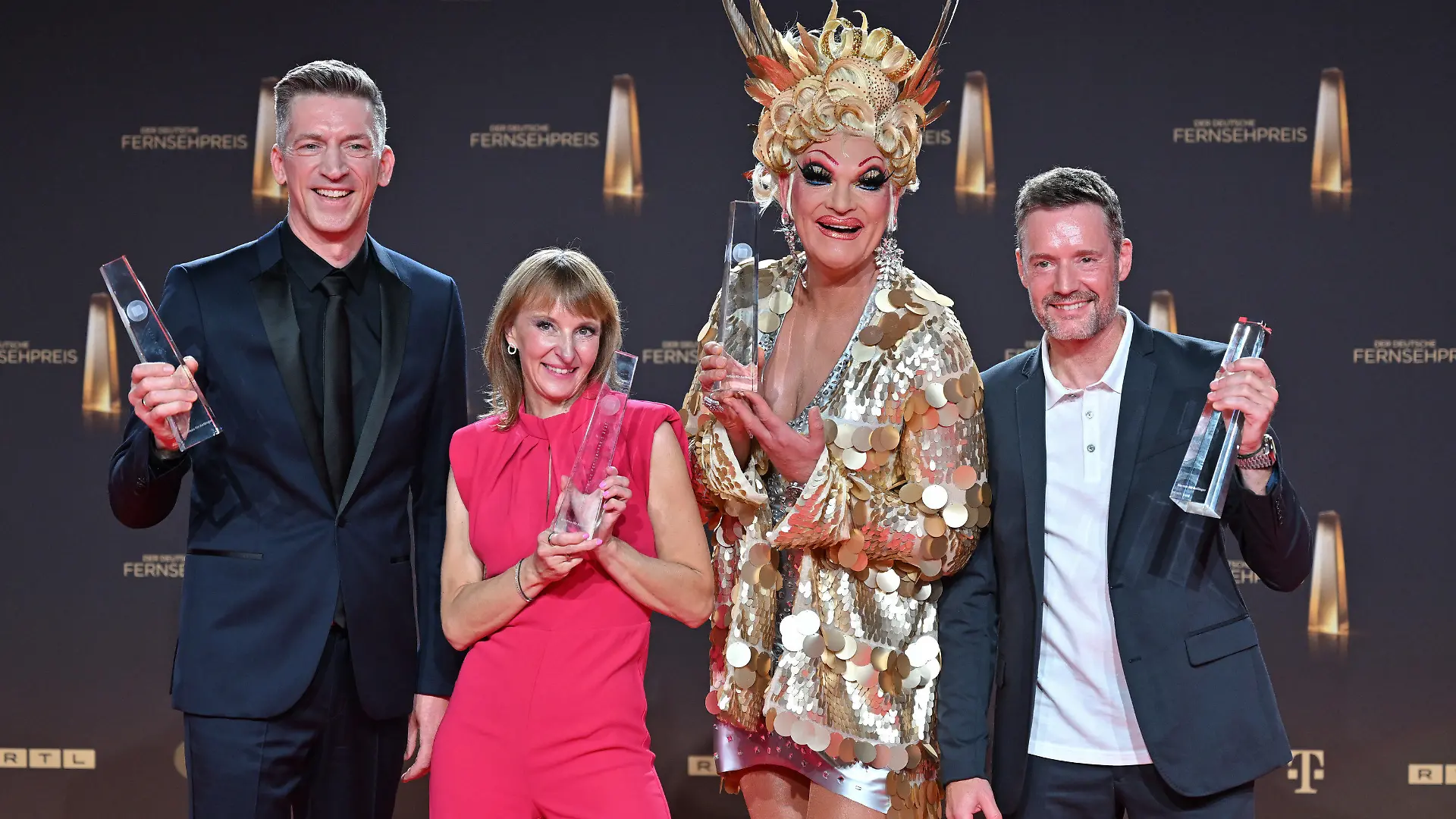 28.09.2023, Nordrhein-Westfalen, Köln: Die Macher von "Sterben für Anfänger" Steffen Hallaschka (l-r), seine Frau Anne-Katrin Hallaschka, Olivia Jones und Thorsten Gieselmann feiern mit ihren Preisen für Bestes Infotainment beim Deutschen Fernsehpreis 2023 im Coloneum. Der Deutsche Fernsehpreis wird für die Programmsaison 2022/23 in Köln verliehen. Foto: Henning Kaiser/dpa +++ dpa-Bildfunk +++
