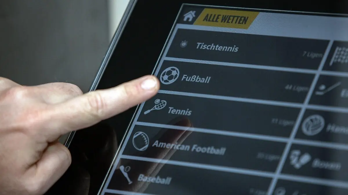Gerade Fußballwetten verführen viele Zuschauende zum Zocken.