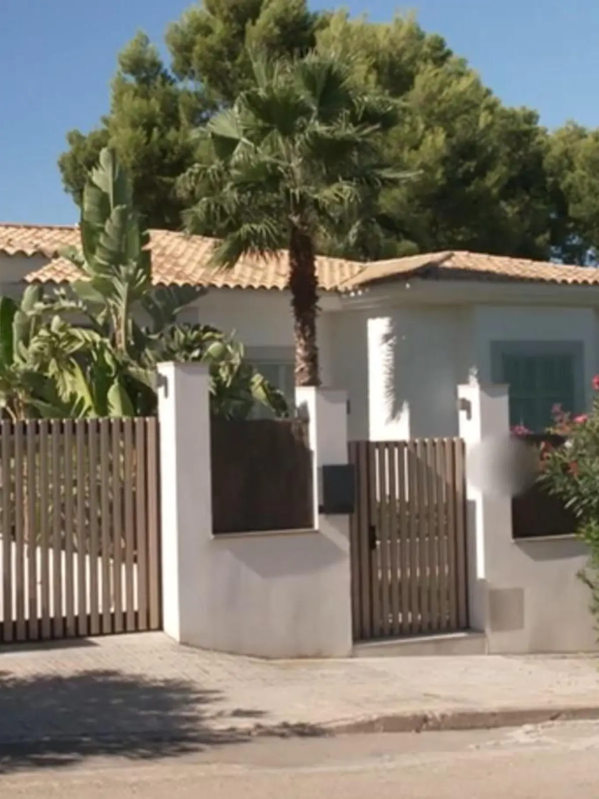 Es sollte ein Traumurlaub in einer wunderschönen Villa auf Mallorca werden – doch für Familie Wolf kam es ganz anders. Ihre im Internet gebuchte Unterkunft hat die vierköpfige Familie aus Berlin nie erreicht. Wie es dazu kam und welche Warnzeichen es laut Urlaubsexperte Ralf Benkö gab, sehen Sie im Video. 