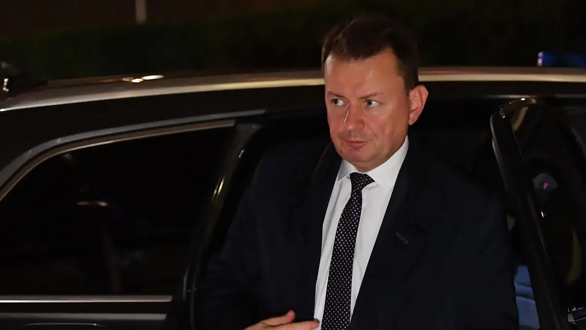 ARCHIV - 15.11.2022, Polen, Warschau: Mariusz Blaszczak, Verteidigungsminister von Polen, trifft am Sitz des Nationalen Sicherheitsbüros ein. Der polnische Ministerpräsident Morawiecki hat wegen einer nicht näher bezeichneten Krisensituation eine Sitzung des Sicherheitsrates seines Landes einberufen. Offizielle Angaben zu der Krise wurden zunächst nicht gemacht, Berichte legten allerdings einen Zusammenhang mit dem massiven russischen Raketenbeschuss auf das Nachbarland Ukraine vom Dienstag nahe. Foto: Radek Pietruszka/PAP/dpa +++ dpa-Bildfunk +++