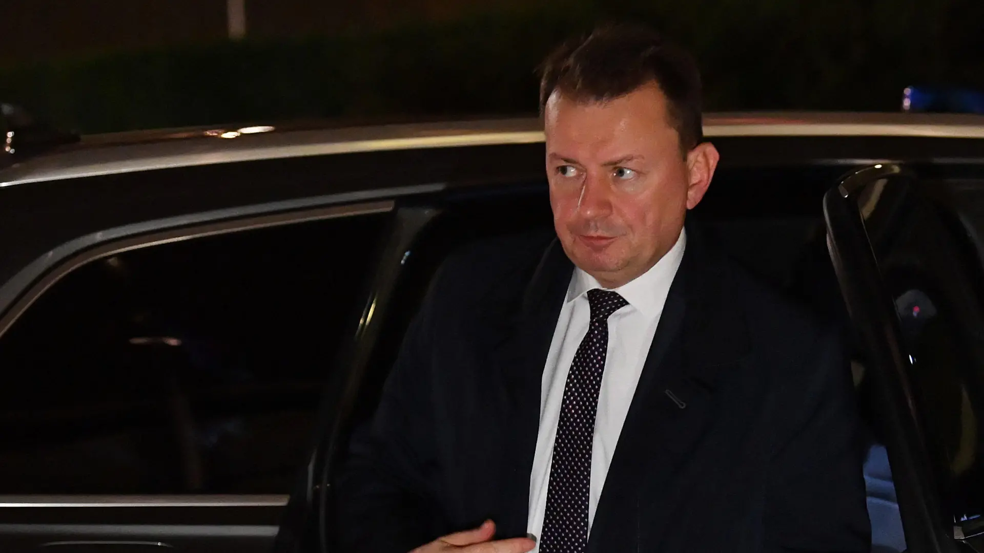 ARCHIV - 15.11.2022, Polen, Warschau: Mariusz Blaszczak, Verteidigungsminister von Polen, trifft am Sitz des Nationalen Sicherheitsbüros ein. Der polnische Ministerpräsident Morawiecki hat wegen einer nicht näher bezeichneten Krisensituation eine Sitzung des Sicherheitsrates seines Landes einberufen. Offizielle Angaben zu der Krise wurden zunächst nicht gemacht, Berichte legten allerdings einen Zusammenhang mit dem massiven russischen Raketenbeschuss auf das Nachbarland Ukraine vom Dienstag nahe. Foto: Radek Pietruszka/PAP/dpa +++ dpa-Bildfunk +++