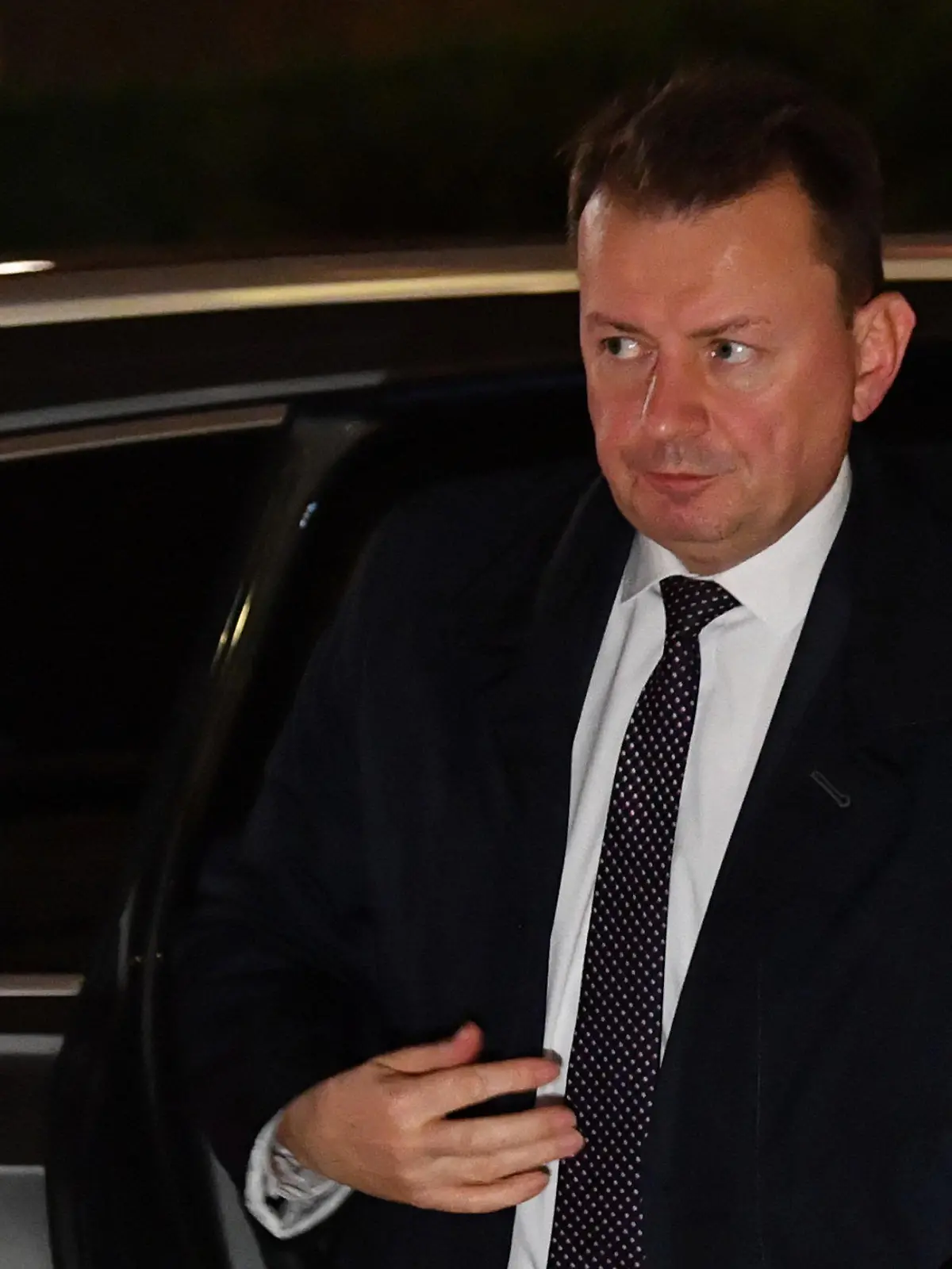 ARCHIV - 15.11.2022, Polen, Warschau: Mariusz Blaszczak, Verteidigungsminister von Polen, trifft am Sitz des Nationalen Sicherheitsbüros ein. Der polnische Ministerpräsident Morawiecki hat wegen einer nicht näher bezeichneten Krisensituation eine Sitzung des Sicherheitsrates seines Landes einberufen. Offizielle Angaben zu der Krise wurden zunächst nicht gemacht, Berichte legten allerdings einen Zusammenhang mit dem massiven russischen Raketenbeschuss auf das Nachbarland Ukraine vom Dienstag nahe. Foto: Radek Pietruszka/PAP/dpa +++ dpa-Bildfunk +++