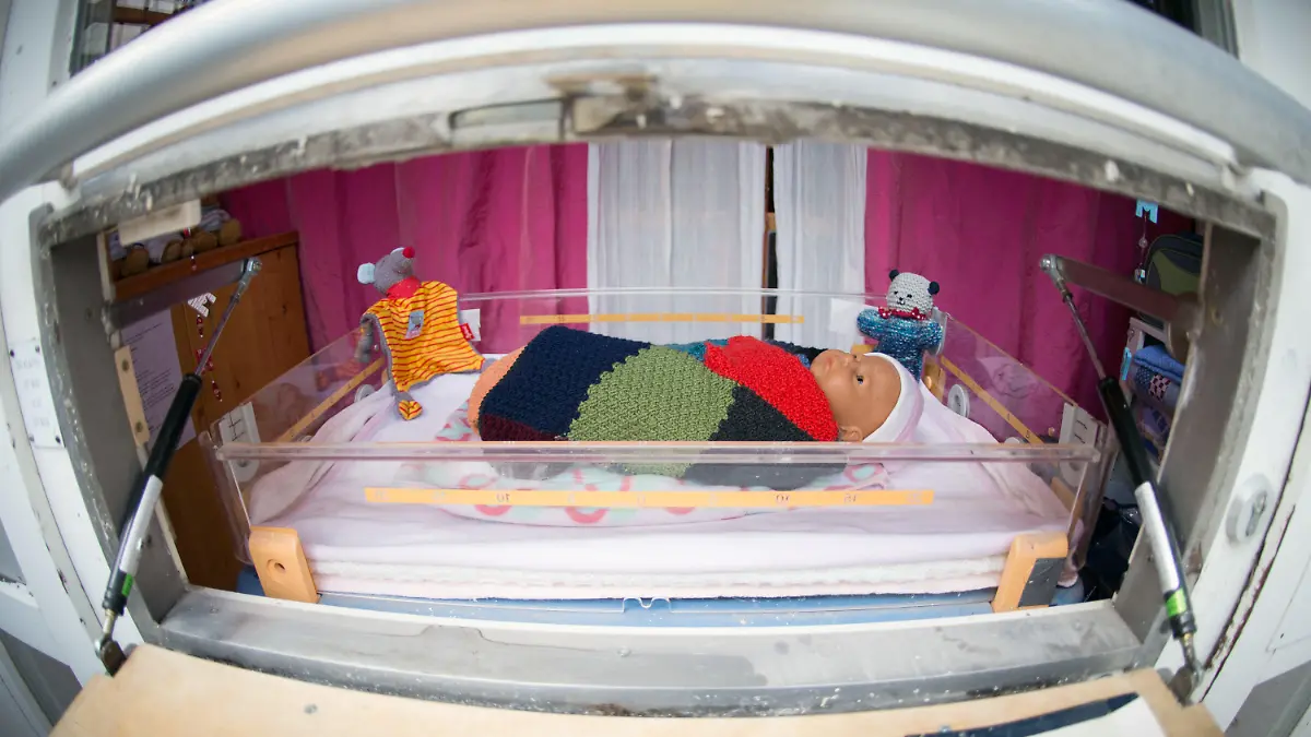 ARCHIV - 08.04.2015, Hamburg: Eine Puppe liegt in einer Babyklappe des Hamburger Vereins Sternipark. In den vergangenen Jahren wurden in den vier Hamburger Babyklappen kaum noch Kinder abgelegt. (zu dpa: «Babyklappen in Hamburg in den vergangenen Jahren kaum genutzt») Foto: Daniel Reinhardt/dpa +++ dpa-Bildfunk +++