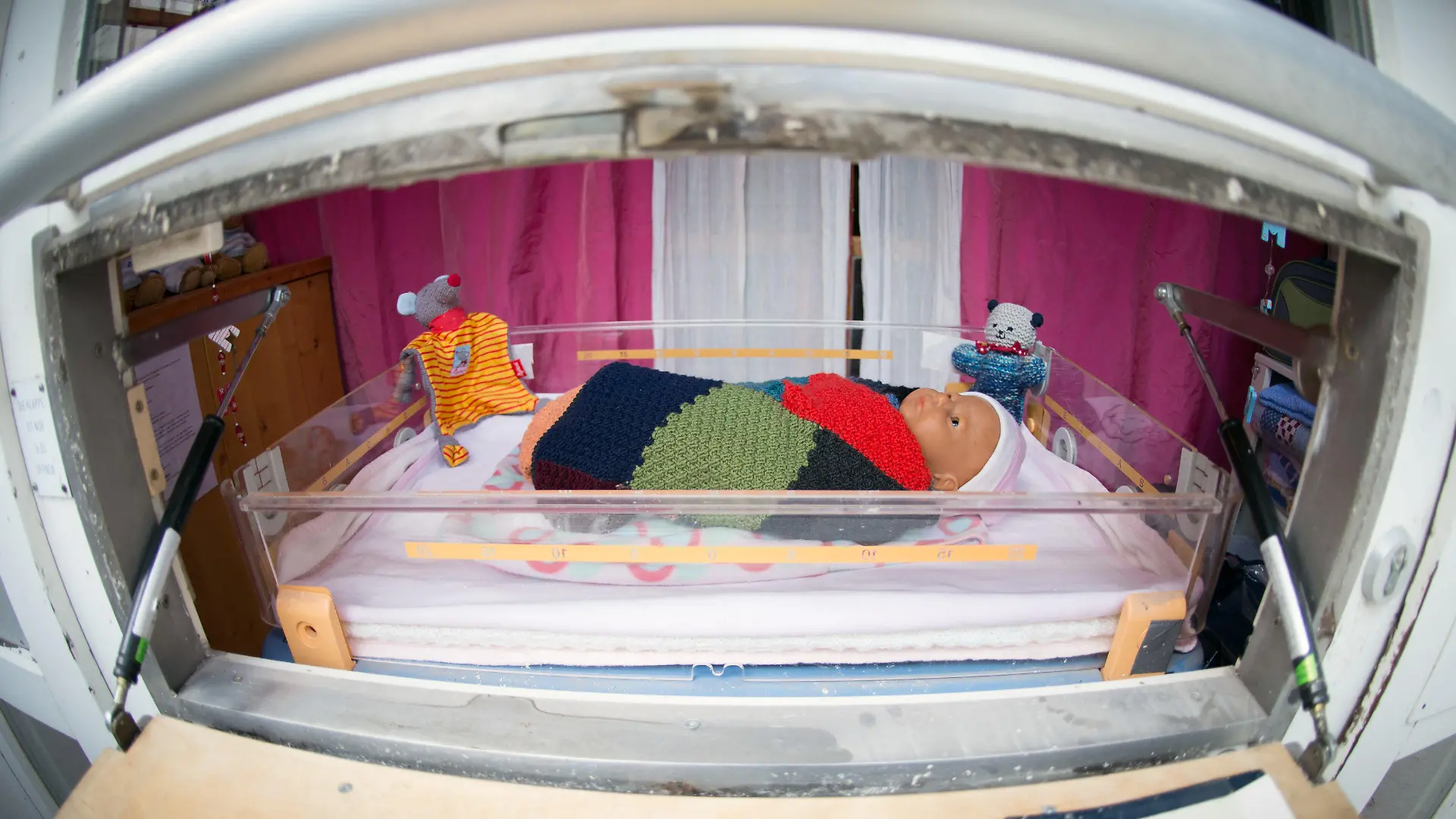 ARCHIV - 08.04.2015, Hamburg: Eine Puppe liegt in einer Babyklappe des Hamburger Vereins Sternipark. In den vergangenen Jahren wurden in den vier Hamburger Babyklappen kaum noch Kinder abgelegt. (zu dpa: «Babyklappen in Hamburg in den vergangenen Jahren kaum genutzt») Foto: Daniel Reinhardt/dpa +++ dpa-Bildfunk +++