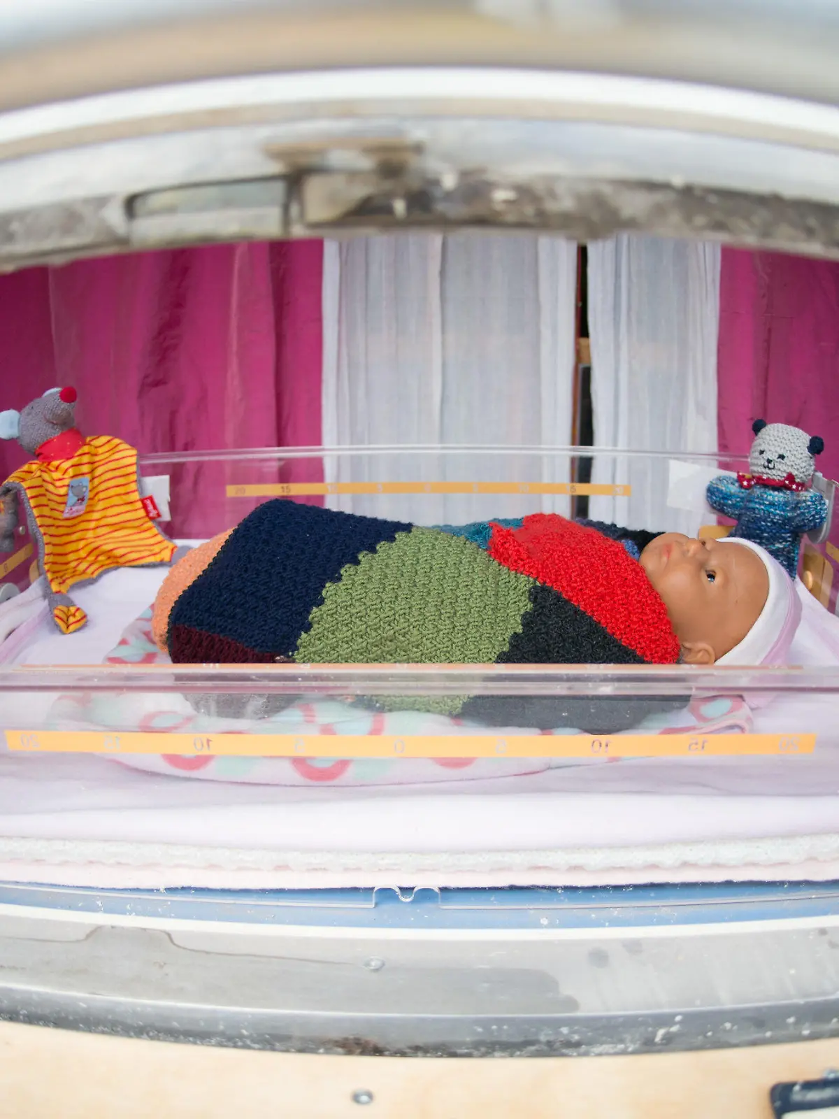 ARCHIV - 08.04.2015, Hamburg: Eine Puppe liegt in einer Babyklappe des Hamburger Vereins Sternipark. In den vergangenen Jahren wurden in den vier Hamburger Babyklappen kaum noch Kinder abgelegt. (zu dpa: «Babyklappen in Hamburg in den vergangenen Jahren kaum genutzt») Foto: Daniel Reinhardt/dpa +++ dpa-Bildfunk +++