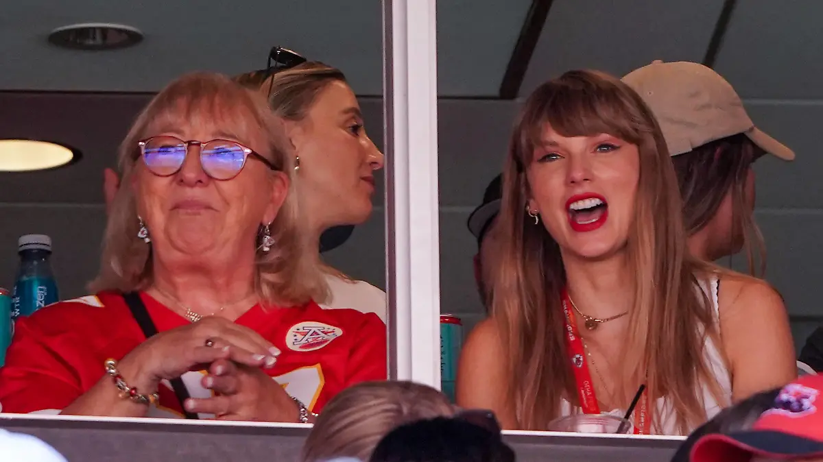 NFL: Chicago Bears at Kansas City Chiefs Sep 24, 2023 Kansas City, Missouri, USA Taylor Swift reacts while sitting next to Donna Kelce watching the Kansas City Chiefs vs Chicago Bears game during the first half at GEHA Field at Arrowhead Stadium. Kansas City GEHA Field at Arrowhead Stadium Missouri USA, EDITORIAL USE ONLY PUBLICATIONxINxGERxSUIxAUTxONLY Copyright: xDennyxMedleyx 1034777066st