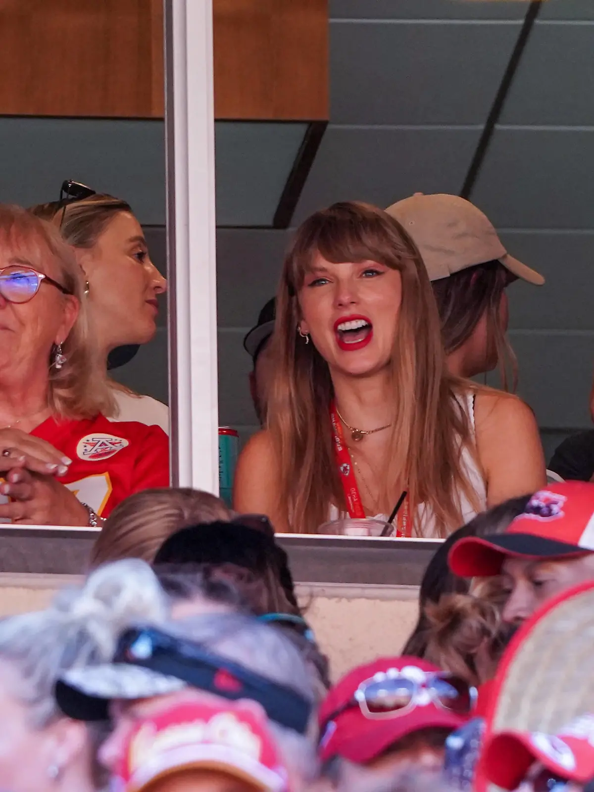 NFL: Chicago Bears at Kansas City Chiefs Sep 24, 2023 Kansas City, Missouri, USA Taylor Swift reacts while sitting next to Donna Kelce watching the Kansas City Chiefs vs Chicago Bears game during the first half at GEHA Field at Arrowhead Stadium. Kansas City GEHA Field at Arrowhead Stadium Missouri USA, EDITORIAL USE ONLY PUBLICATIONxINxGERxSUIxAUTxONLY Copyright: xDennyxMedleyx 1034777066st