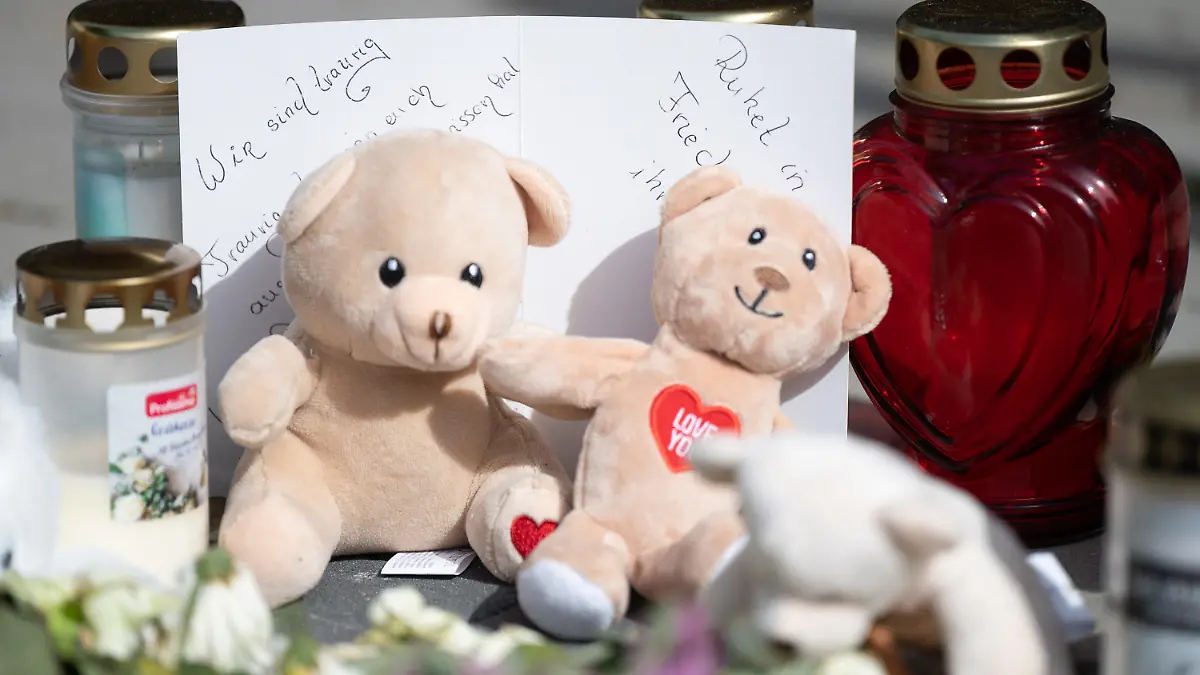 15.05.2022, Hessen, Hanau: Eine Karte mit der Aufschrift "Wir sind traurig" und "Ruhet in Frieden" liegt vor dem Hochhaus, in dem am Mittwoch, den 11. Mai, zwei Kinder getötet wurden. Die Polizei hat den gesuchten tatverdächtigen Vater am 14. Mai in Frankreich festgenommen. Foto: Sebastian Gollnow/dpa +++ dpa-Bildfunk +++