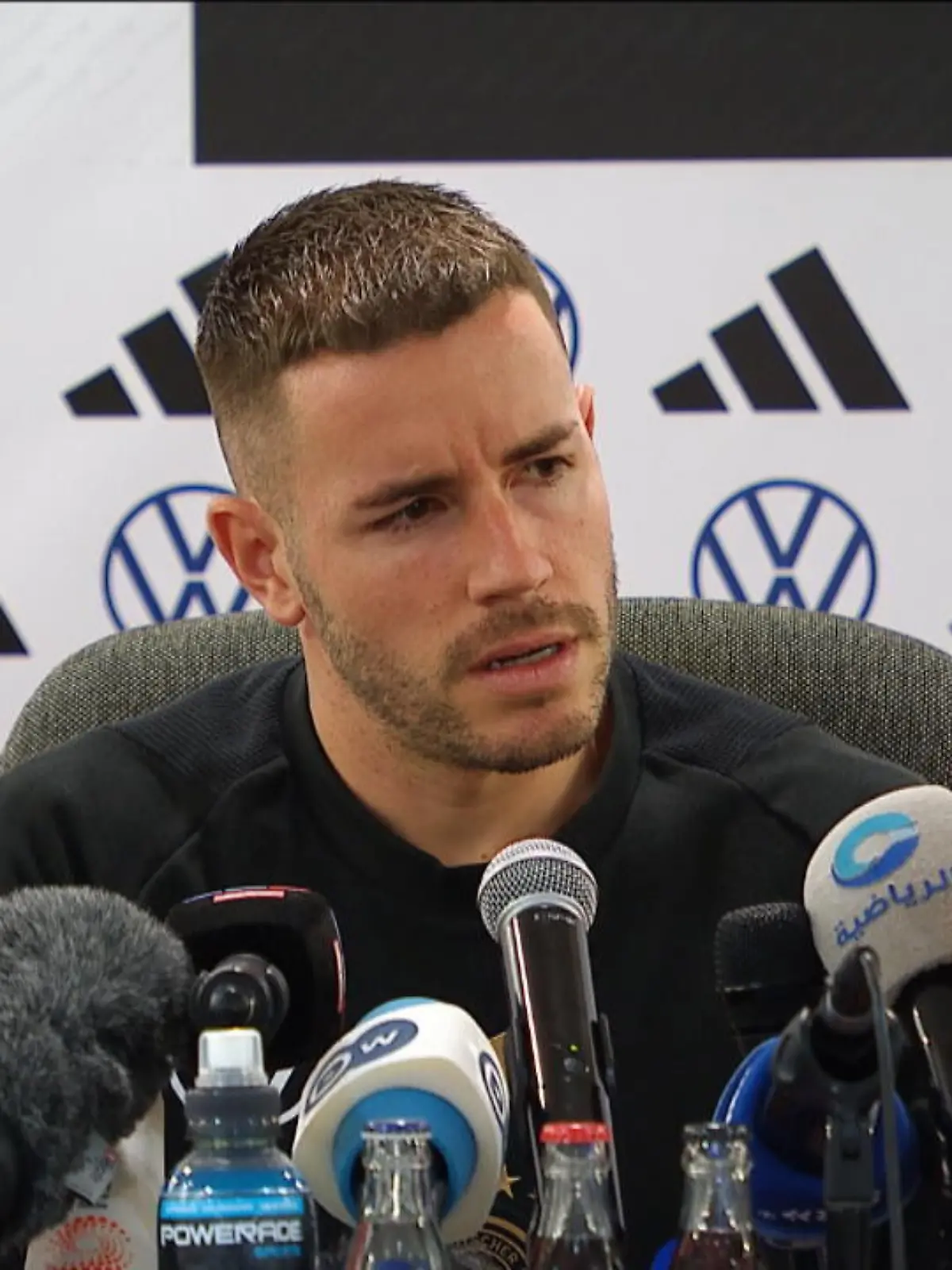 Bei der Pressekonferenz vor dem letzten Testspiel der deutschen Nationalmannschaft wir Christian Günter mit Bundestrainer Hansi Flick verwechselt. Auch die Frage an Flick beantwortet der Freiburger, jedoch etwas irritiert.