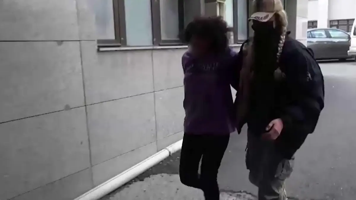 Die türkische Polizei nahm eine Verdächtige fest.