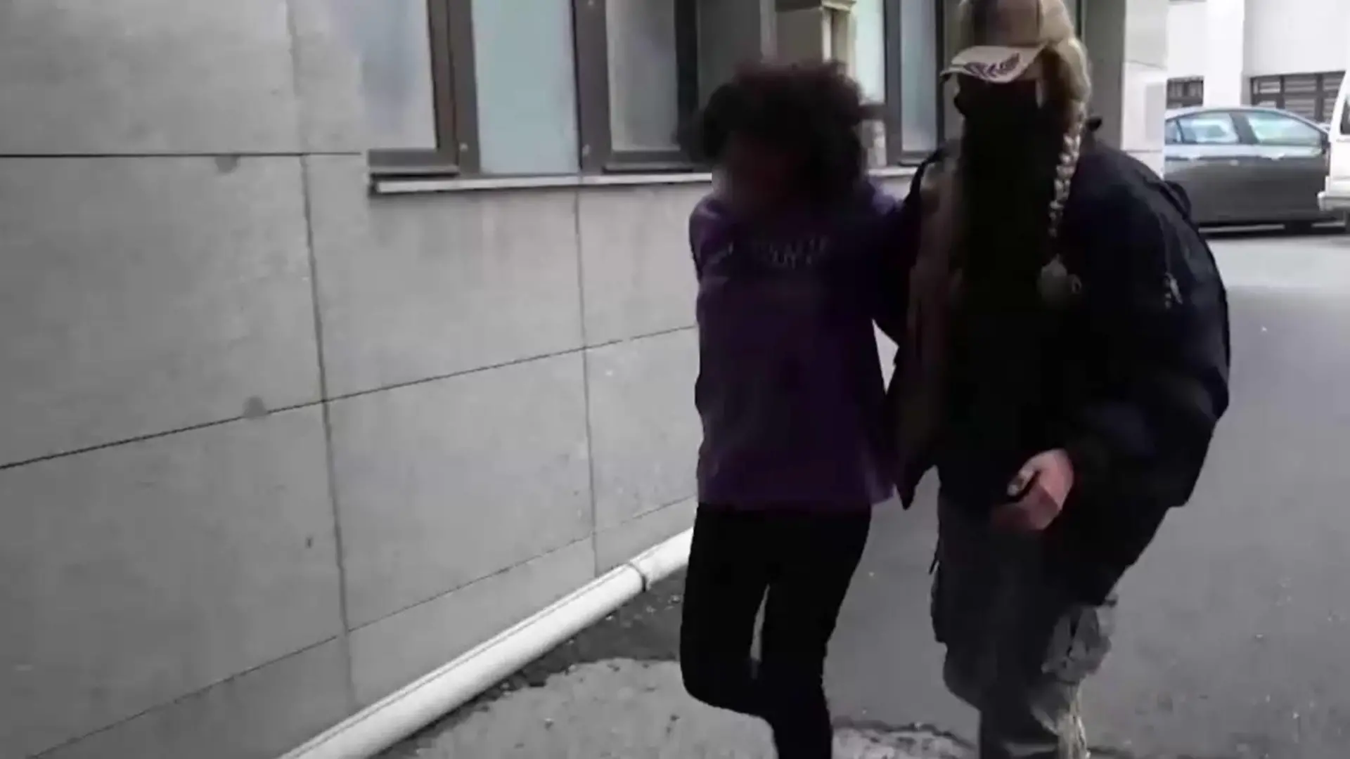 Die türkische Polizei nahm eine Verdächtige fest.
