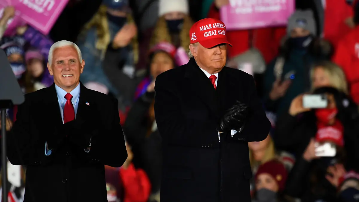  November 3, 2020, Grand Rapids, Michigan, U.S: President DONALD TRUMP and Vice President MIKE PENCE during the Make America Great Again Victory Rally at the Gerald Ford International Airport. Grand Rapids U.S. - ZUMAh127 20201103_zap_h127_022 Copyright: xScottxHassex