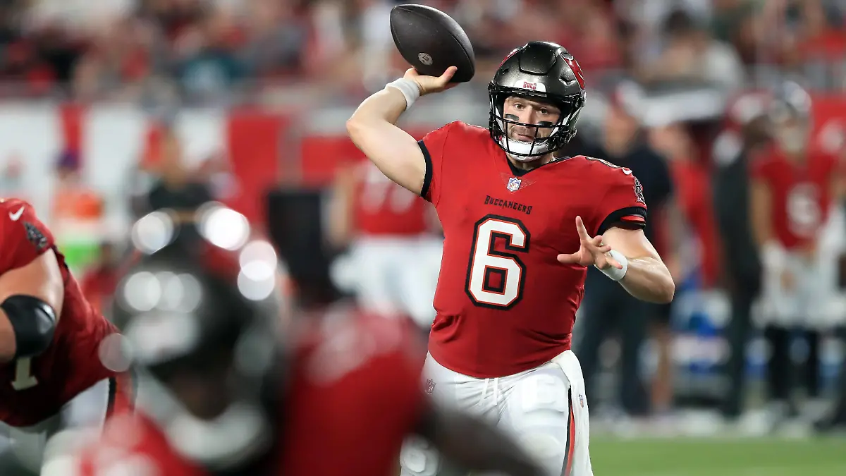 TAMPA, FL - SEPTEMBER 25: Tampa Bay Buccaneers Quarterback Baker Mayfield 6 throws a pass during the regular season game between the Philadelphia Eagles and the Tampa Bay Buccaneers on September 25, 2023 at Raymond James Stadium in Tampa, Florida. Photo by Cliff Welch/Icon Sportswire NFL, American Football Herren, USA SEP 25 Eagles at Buccaneers EDITORIAL USE ONLY Icon357230925006