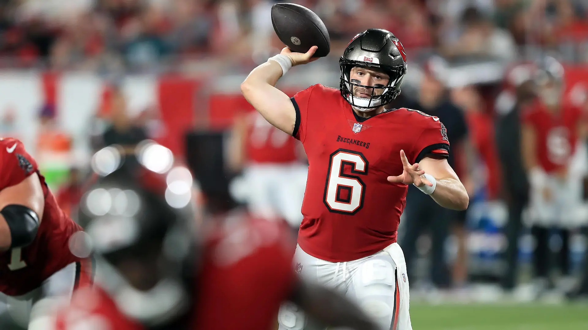 TAMPA, FL - SEPTEMBER 25: Tampa Bay Buccaneers Quarterback Baker Mayfield 6 throws a pass during the regular season game between the Philadelphia Eagles and the Tampa Bay Buccaneers on September 25, 2023 at Raymond James Stadium in Tampa, Florida. Photo by Cliff Welch/Icon Sportswire NFL, American Football Herren, USA SEP 25 Eagles at Buccaneers EDITORIAL USE ONLY Icon357230925006