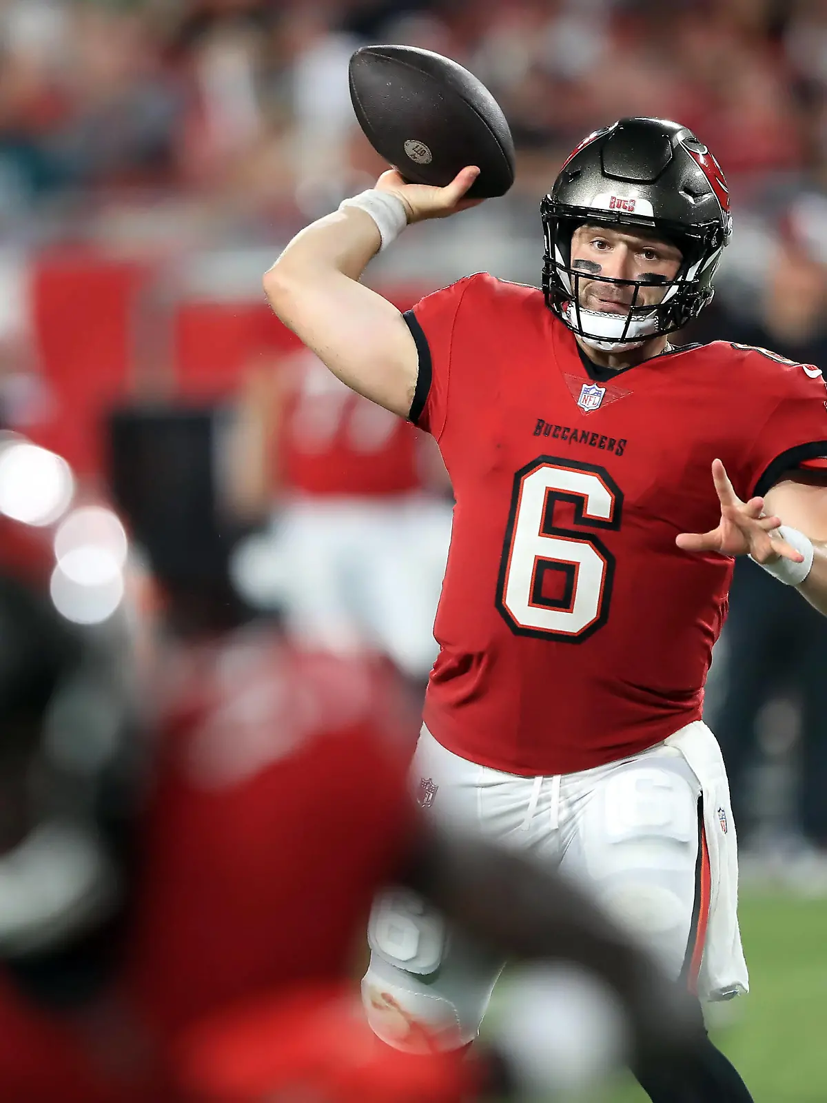 TAMPA, FL - SEPTEMBER 25: Tampa Bay Buccaneers Quarterback Baker Mayfield 6 throws a pass during the regular season game between the Philadelphia Eagles and the Tampa Bay Buccaneers on September 25, 2023 at Raymond James Stadium in Tampa, Florida. Photo by Cliff Welch/Icon Sportswire NFL, American Football Herren, USA SEP 25 Eagles at Buccaneers EDITORIAL USE ONLY Icon357230925006