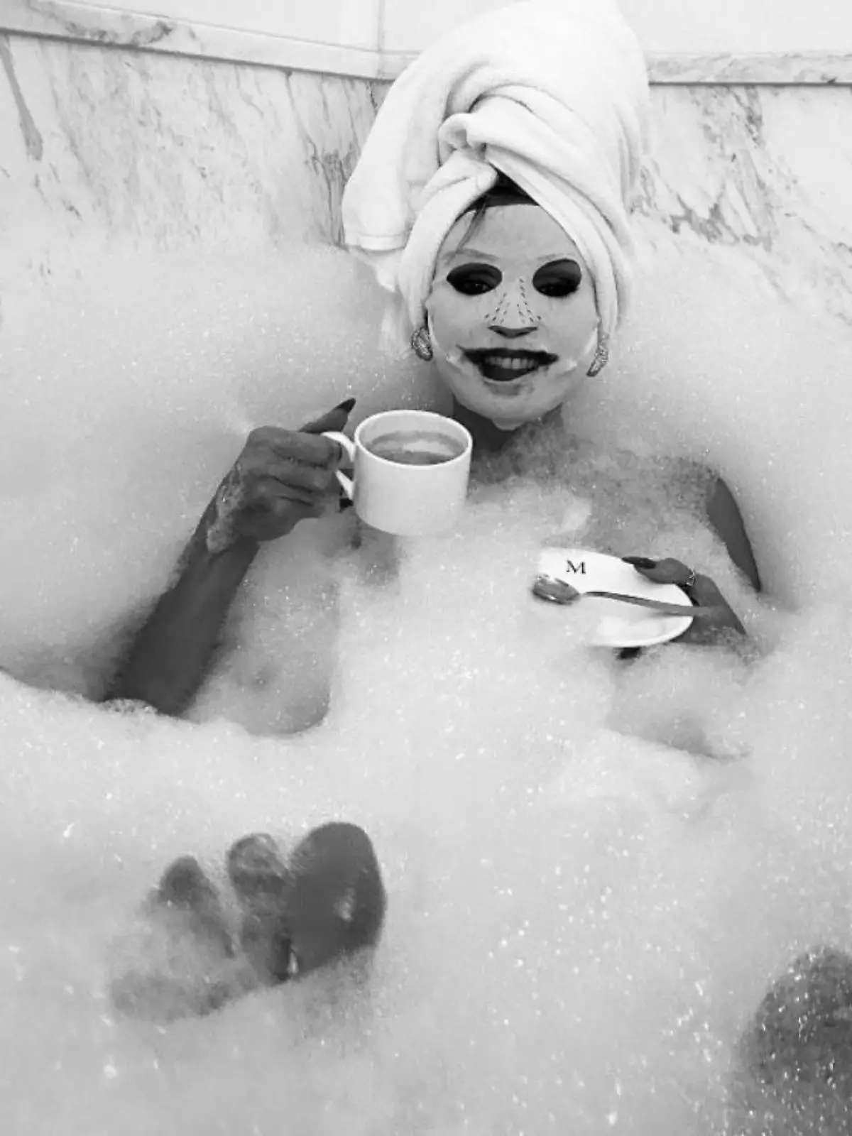 Huch, welcher Star versteckt sich denn unter dieser Maske?