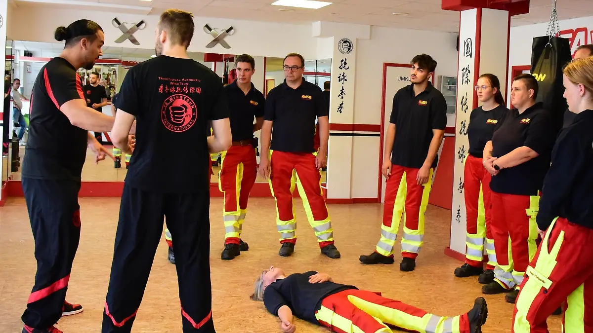 Rettungssanitäter aus Niedersachsen machen einen Selbstverteidigungskurs.
