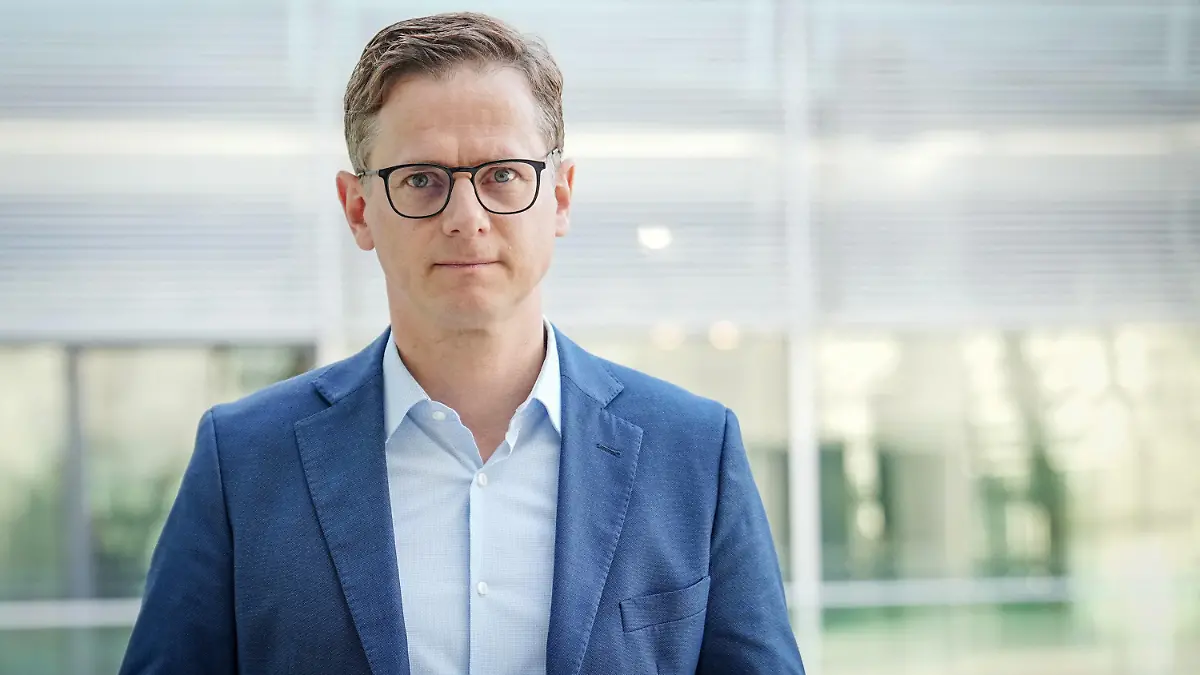 12.10.2022, Berlin: Carsten Linnemann, stellvertretender CDU-Vorsitzender, steht auf der Fraktionsebene des Reichstagsgebäudes. Linnemann stellte sein Buch «Die ticken doch nicht richtig! Warum Politik neu denken muss» am Mittwoch vor. Foto: Kay Nietfeld/dpa +++ dpa-Bildfunk +++