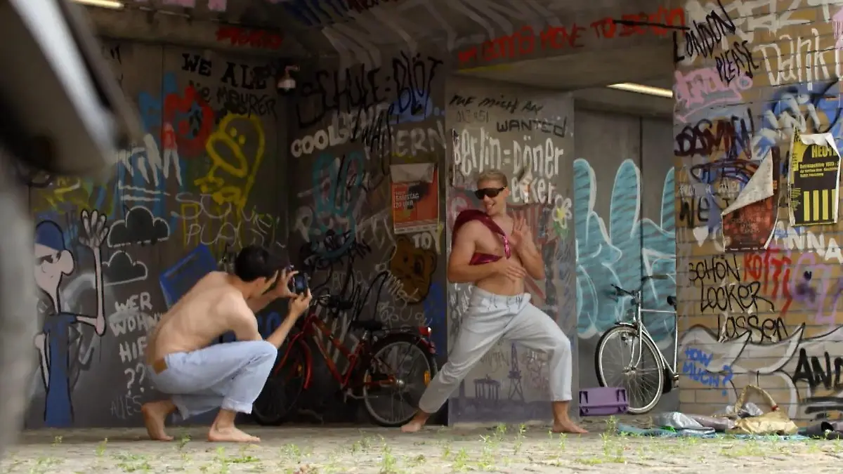 Moritz und Luis machen halbnacktes Shooting im Freien GZSZ-Wochenvorschau Teil 3
