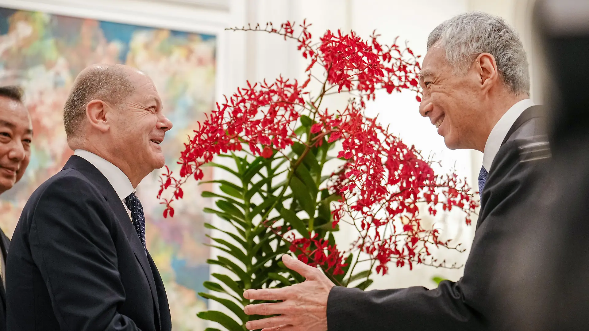 14.11.2022, Singapur: Bundeskanzler Olaf Scholz (l, SPD) nimmt neben Lee Hsien Loong, Premierminister der Republik Singapur, an einer Orchideenzeremonie teil. Die Orchidee trägt den Namen Renanthera Olaf Scholz. Am Abend reist der Kanzler weiter ins indonesische Bali zum G20-Gipfel. Foto: Kay Nietfeld/dpa +++ dpa-Bildfunk +++