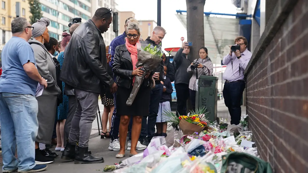 28.09.2023, Großbritannien, London: Menschen legen Blumen am Tatort in Croydon, Südlondon, nieder, wo ein 15-jähriges Mädchen am Mittwochmorgen (27.09.2023) auf dem Weg zur Schule erstochen wurde. Foto: James Manning/PA Wire/dpa +++ dpa-Bildfunk +++