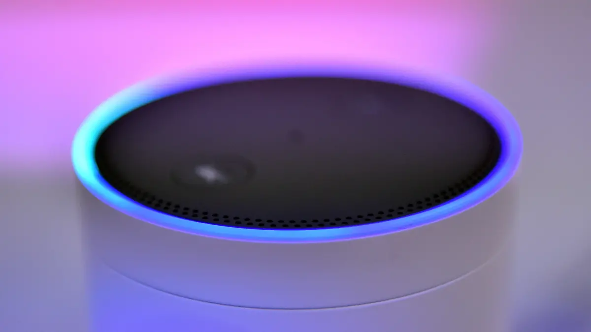 ARCHIV - 01.09.2017, Berlin: Der Lautsprecher Amazon Echo - mit dem Alexa Voice Service - steht auf der IFA in Berlin. (zu dpa "Datenschutzbeauftragter: Prüfung zu Sprachassistenten steht noch aus") Foto: Britta Pedersen/zb/dpa +++ dpa-Bildfunk +++