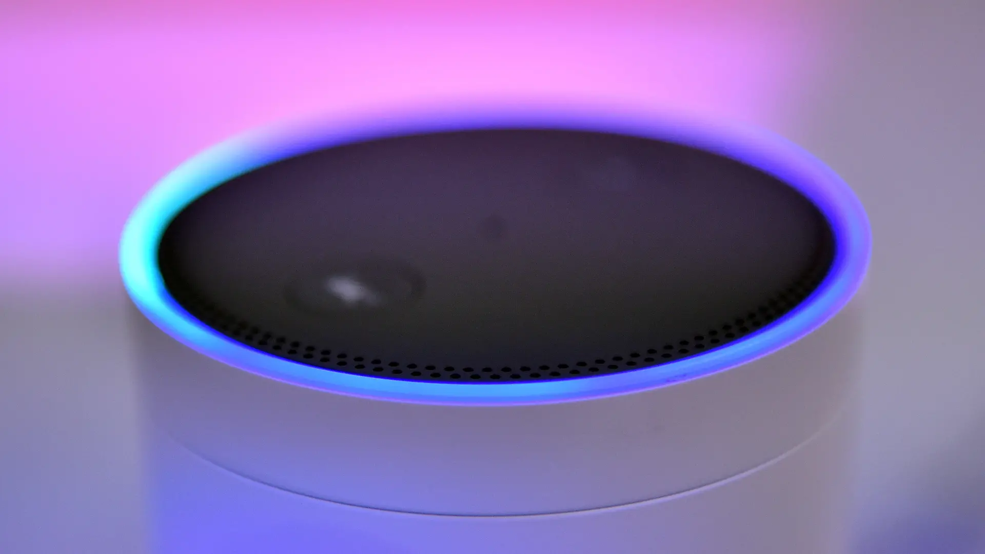 ARCHIV - 01.09.2017, Berlin: Der Lautsprecher Amazon Echo - mit dem Alexa Voice Service - steht auf der IFA in Berlin. (zu dpa "Datenschutzbeauftragter: Prüfung zu Sprachassistenten steht noch aus") Foto: Britta Pedersen/zb/dpa +++ dpa-Bildfunk +++