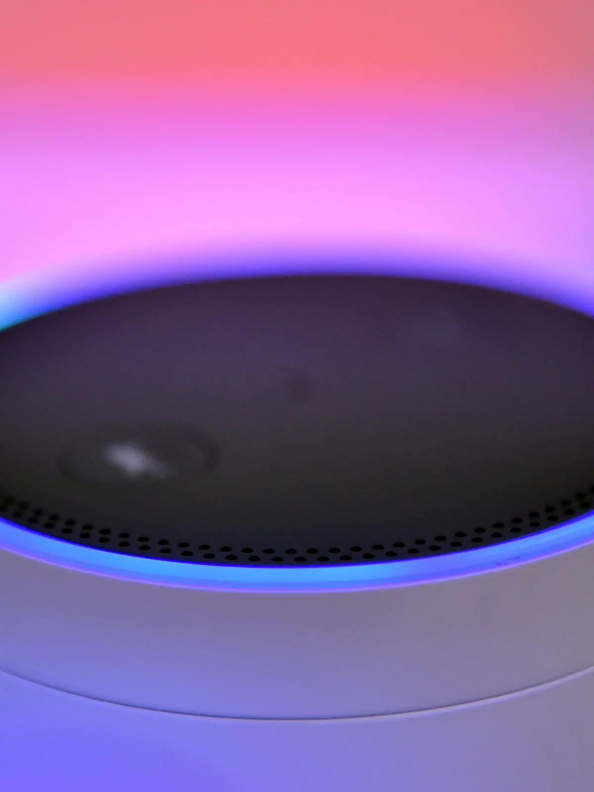 ARCHIV - 01.09.2017, Berlin: Der Lautsprecher Amazon Echo - mit dem Alexa Voice Service - steht auf der IFA in Berlin. (zu dpa "Datenschutzbeauftragter: Prüfung zu Sprachassistenten steht noch aus") Foto: Britta Pedersen/zb/dpa +++ dpa-Bildfunk +++