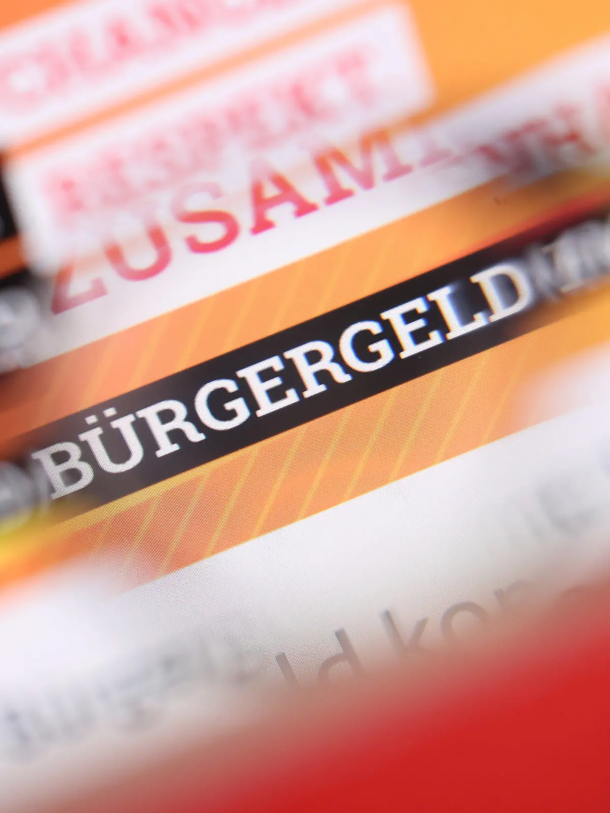 ARCHIV - 09.11.2022, Bayern, Kaufbeuren: ILLUSTRATION - «Bürgergeld» ist auf der Homepage des Bundesministeriums für Arbeit und Soziales durch eine Brille zu lesen. (zu dpa «Bürgergeld droht hartes Vermittlungsverfahren») Foto: Karl-Josef Hildenbrand/dpa +++ dpa-Bildfunk +++