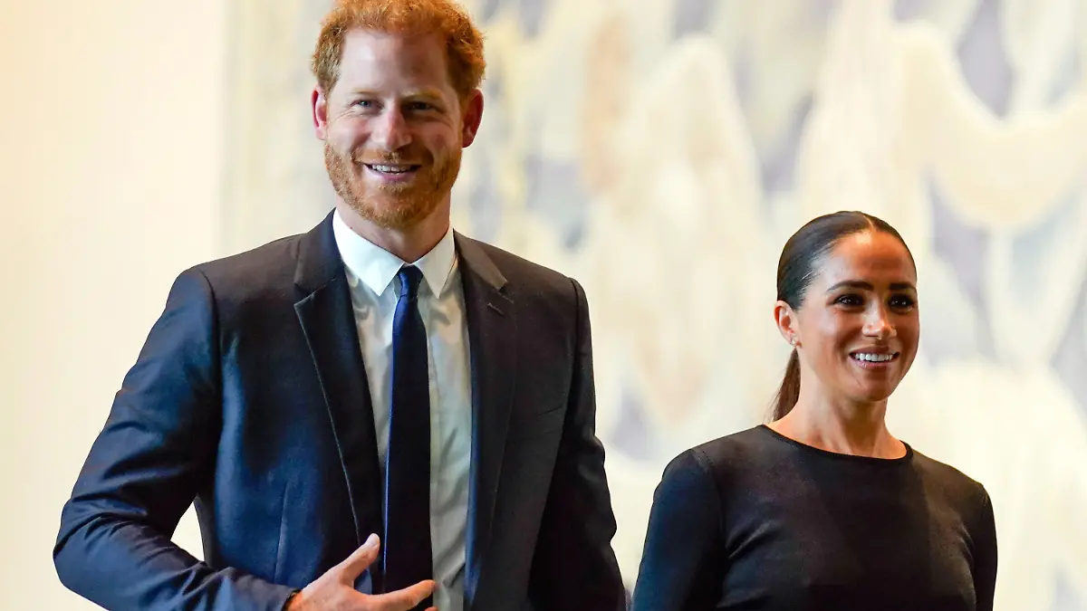 ARCHIV - 18.07.2022, USA, New York: Prinz Harry (l), Herzog von Sussex, und seine Ehefrau Meghan Markle, Herzogin von Sussex, kommen am Sitz der Vereinten Nationen zu einer Veranstaltung zum Gedenken an den 2013 gestorbenen südafrikanischen Präsidenten und Freiheitskämpfer Mandela an. (zu dpa "Prinz Harry und Herzogin Meghan kommen nach Deutschland") Foto: Seth Wenig/AP/dpa +++ dpa-Bildfunk +++