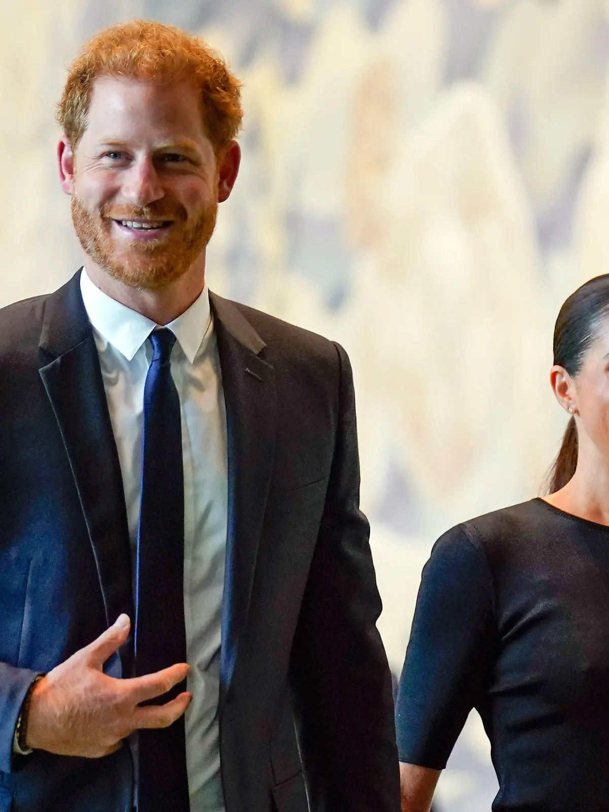 ARCHIV - 18.07.2022, USA, New York: Prinz Harry (l), Herzog von Sussex, und seine Ehefrau Meghan Markle, Herzogin von Sussex, kommen am Sitz der Vereinten Nationen zu einer Veranstaltung zum Gedenken an den 2013 gestorbenen südafrikanischen Präsidenten und Freiheitskämpfer Mandela an. (zu dpa "Prinz Harry und Herzogin Meghan kommen nach Deutschland") Foto: Seth Wenig/AP/dpa +++ dpa-Bildfunk +++