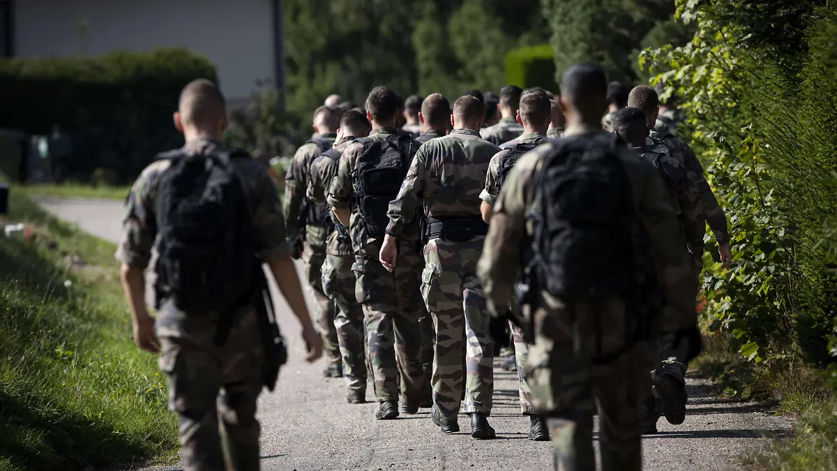 Des gendarmes francais participent aux recherches pour retrouver Lina, une jeune fille de 15 ans disparue cinq jours auparavant dans la rÃ gion du village de Saint-Blaise-la-Roche, dans l est de la France, le 28 septembre 2023. NEWS: La battue organisÃ e dans le Bas-Rhin pour retrouver Lina, 15 ans. ElyxandroCegarra/Panoramic PUBLICATIONxNOTxINxFRAxBEL