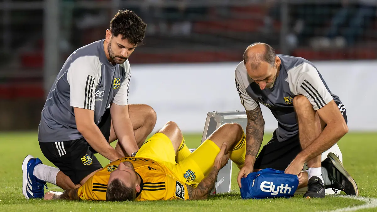 Patrick Schmidt 39 1. FC Saarbruecken liegt schwer verletzt auf dem Rasen und wird behandelt, SpVgg Unterhaching vs. 1. FC Saarbruecken, Fussball, 3. Liga, 6. Spieltag, 17.09.2023 Unterhaching Bayern Deutschland *** Patrick Schmidt 39 1 FC Saarbruecken is seriously injured on the turf and is being treated, SpVgg Unterhaching vs 1 FC Saarbruecken, Football, 3 Liga, Matchday 6, 17 09 2023 Unterhaching Bayern Germany Copyright: xkolbert-press/UlrichxGamelx