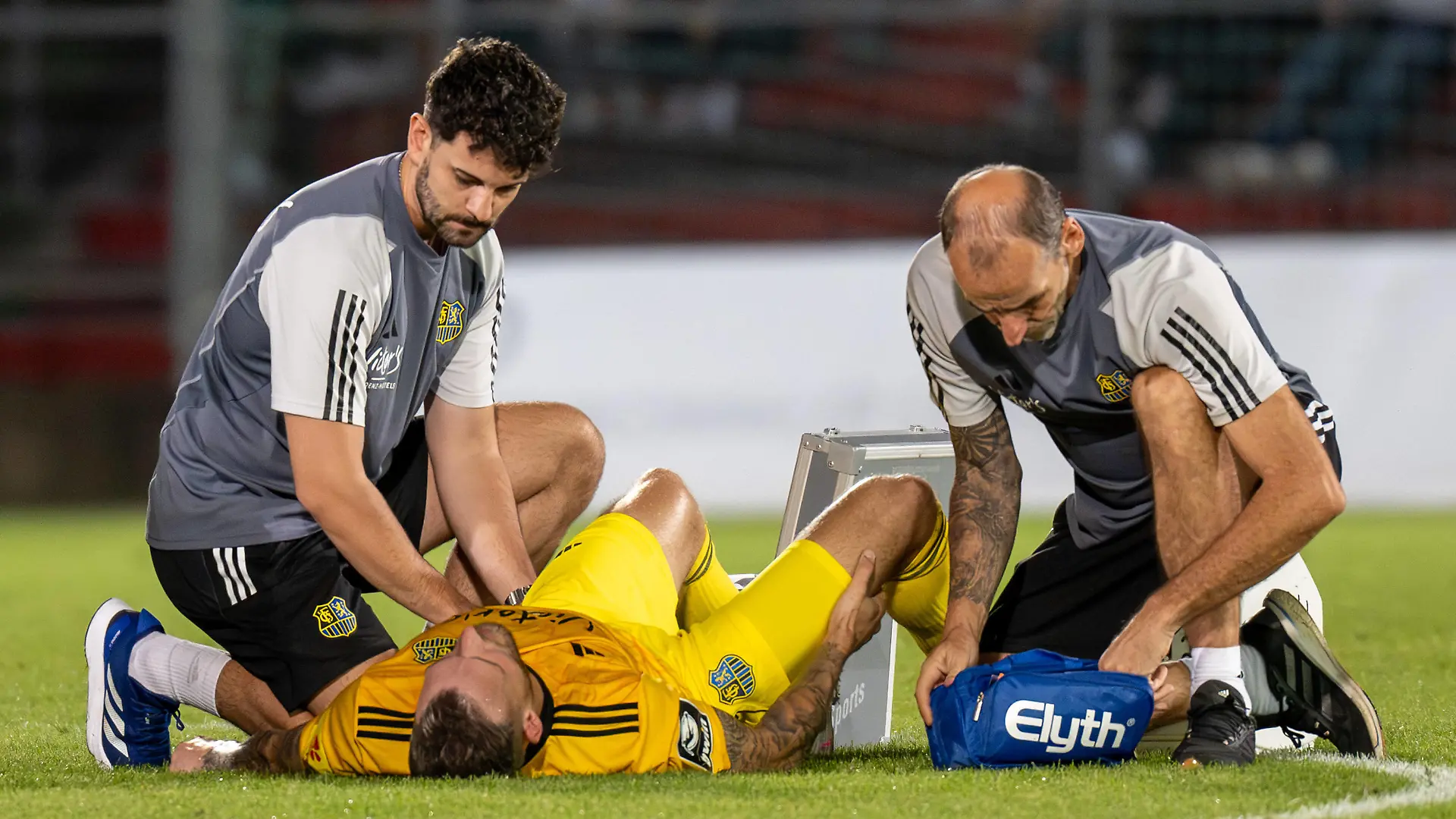 Patrick Schmidt 39 1. FC Saarbruecken liegt schwer verletzt auf dem Rasen und wird behandelt, SpVgg Unterhaching vs. 1. FC Saarbruecken, Fussball, 3. Liga, 6. Spieltag, 17.09.2023 Unterhaching Bayern Deutschland *** Patrick Schmidt 39 1 FC Saarbruecken is seriously injured on the turf and is being treated, SpVgg Unterhaching vs 1 FC Saarbruecken, Football, 3 Liga, Matchday 6, 17 09 2023 Unterhaching Bayern Germany Copyright: xkolbert-press/UlrichxGamelx