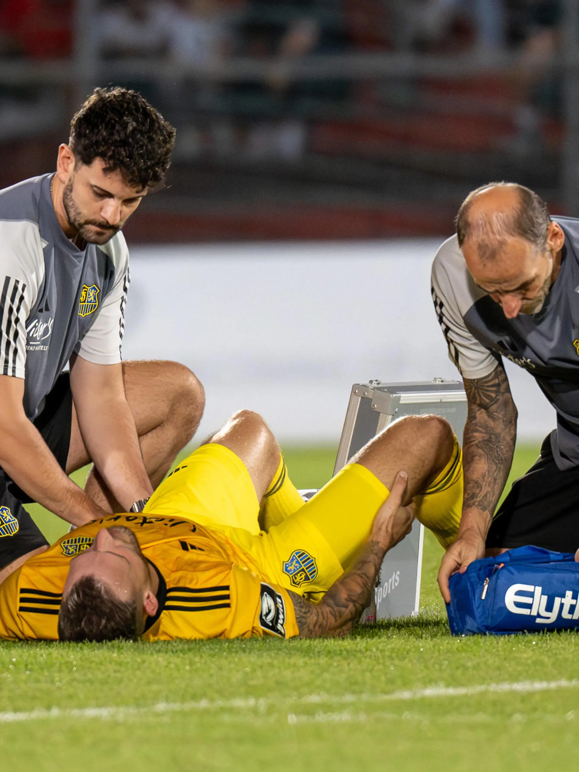 Patrick Schmidt 39 1. FC Saarbruecken liegt schwer verletzt auf dem Rasen und wird behandelt, SpVgg Unterhaching vs. 1. FC Saarbruecken, Fussball, 3. Liga, 6. Spieltag, 17.09.2023 Unterhaching Bayern Deutschland *** Patrick Schmidt 39 1 FC Saarbruecken is seriously injured on the turf and is being treated, SpVgg Unterhaching vs 1 FC Saarbruecken, Football, 3 Liga, Matchday 6, 17 09 2023 Unterhaching Bayern Germany Copyright: xkolbert-press/UlrichxGamelx