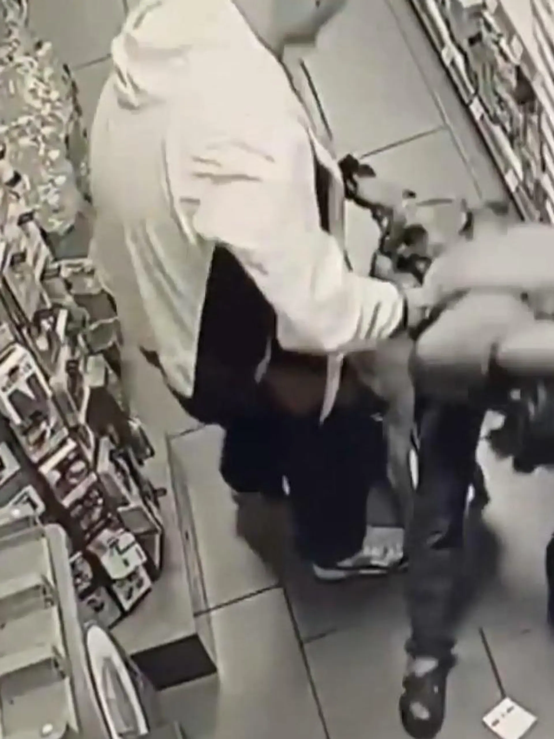 Beim Einkaufen greift eine unbekannte Frau eine Hundebesitzerin an, ihr Komplize reißt ihren Hund an sich und eilt davon!